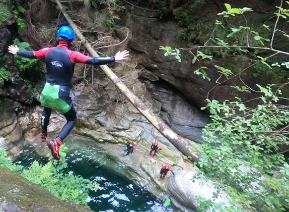 Helicanyoning in Boggera: Experience thrilling jumps and the natural beauty of the canyon.