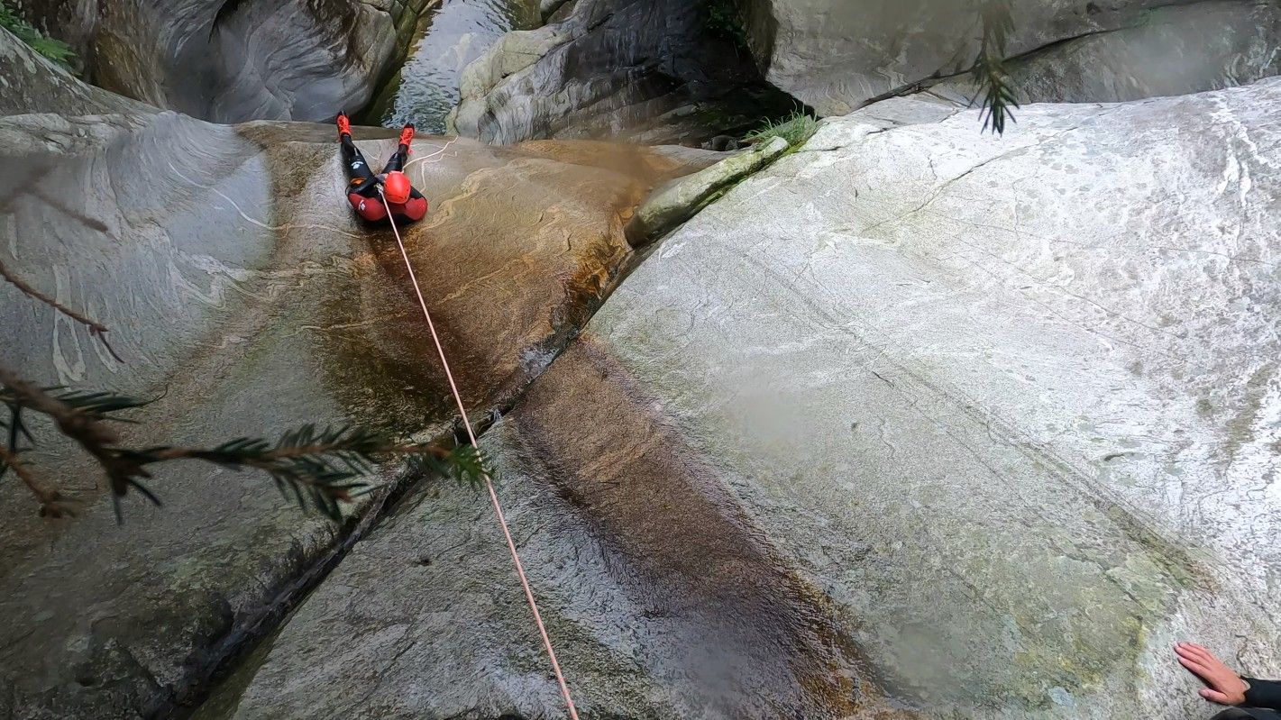 ボッゲラでのヘリカニューニング：素晴らしい滝と自然の中でのスリル満点のアクティビティ