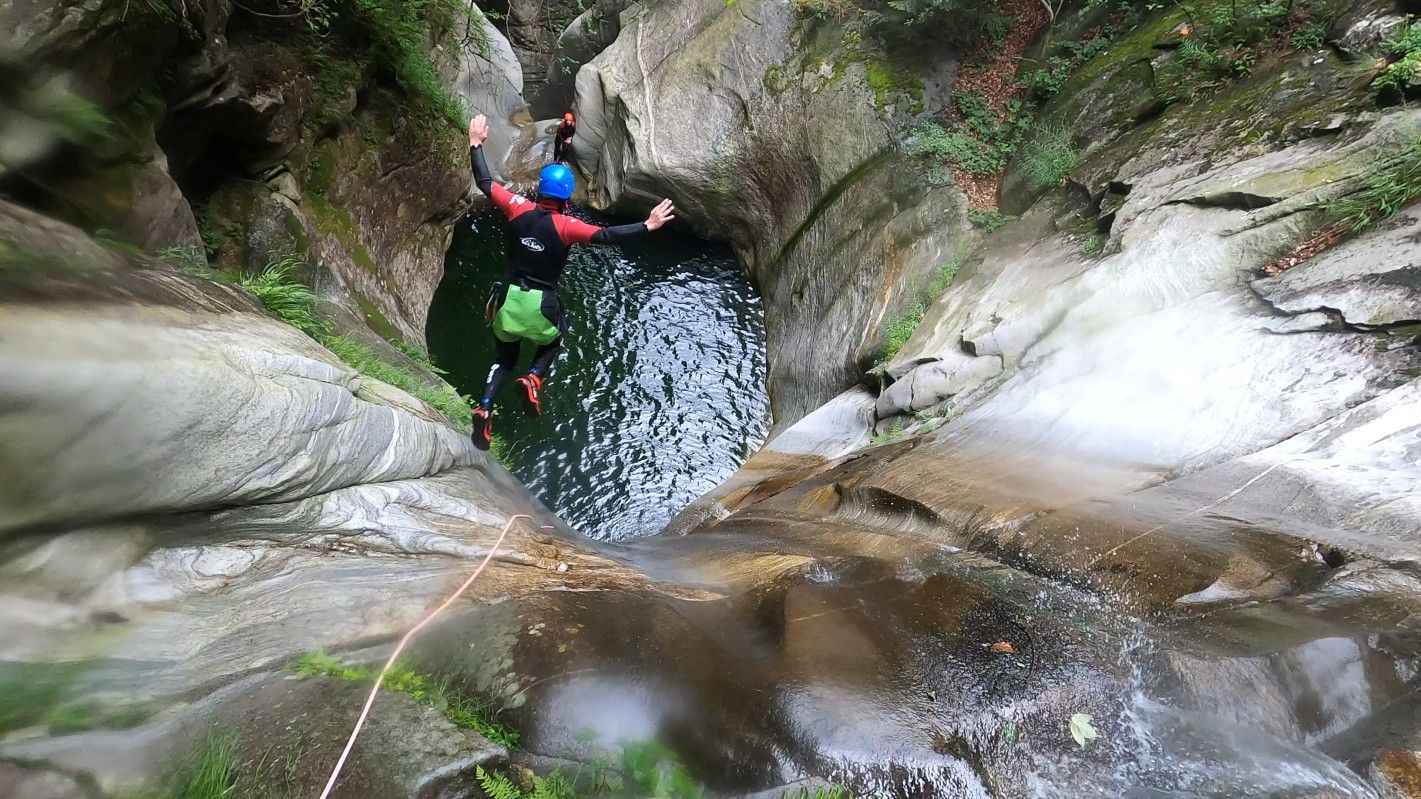 ヘリカニオン: ボッゲラのユニークな自然と水流の中でスリルを体験しよう。