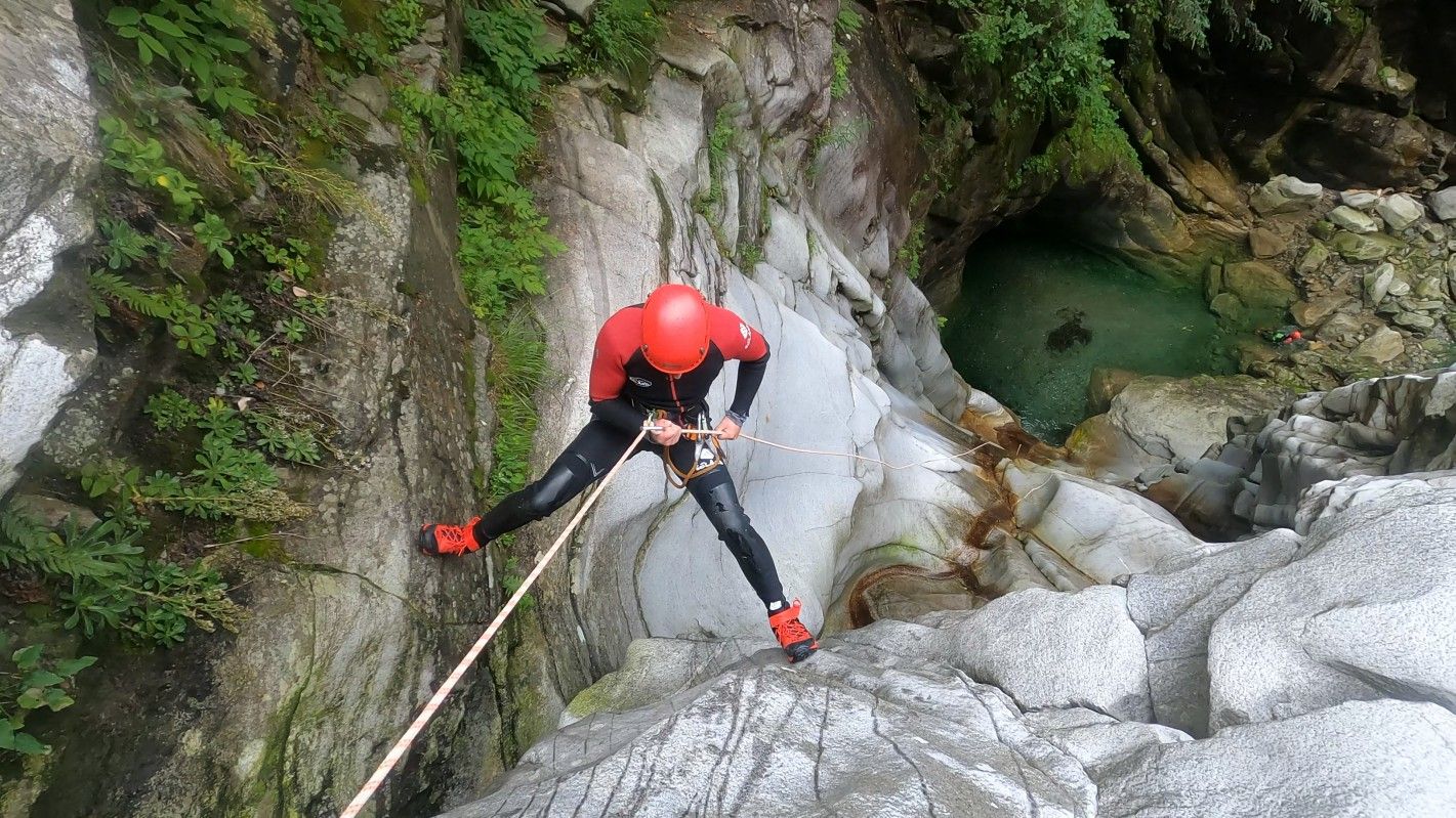 ボッゲラでのヘリカニオン: 壮大な山々と自然の中で冒険を体験しよう。