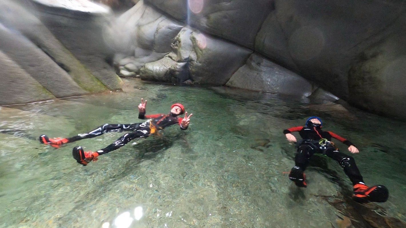 ボッゲラで友達とヘリカニューニング、自然の中でのワクワクする水の冒険