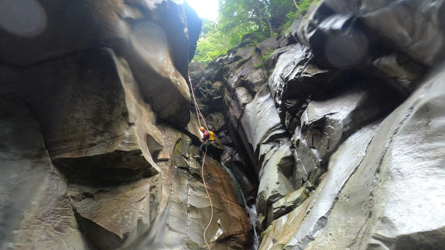 ヘリカヌニング：ボジェラの壮大な岩や自然に囲まれたキャニオニングを体験しよう。