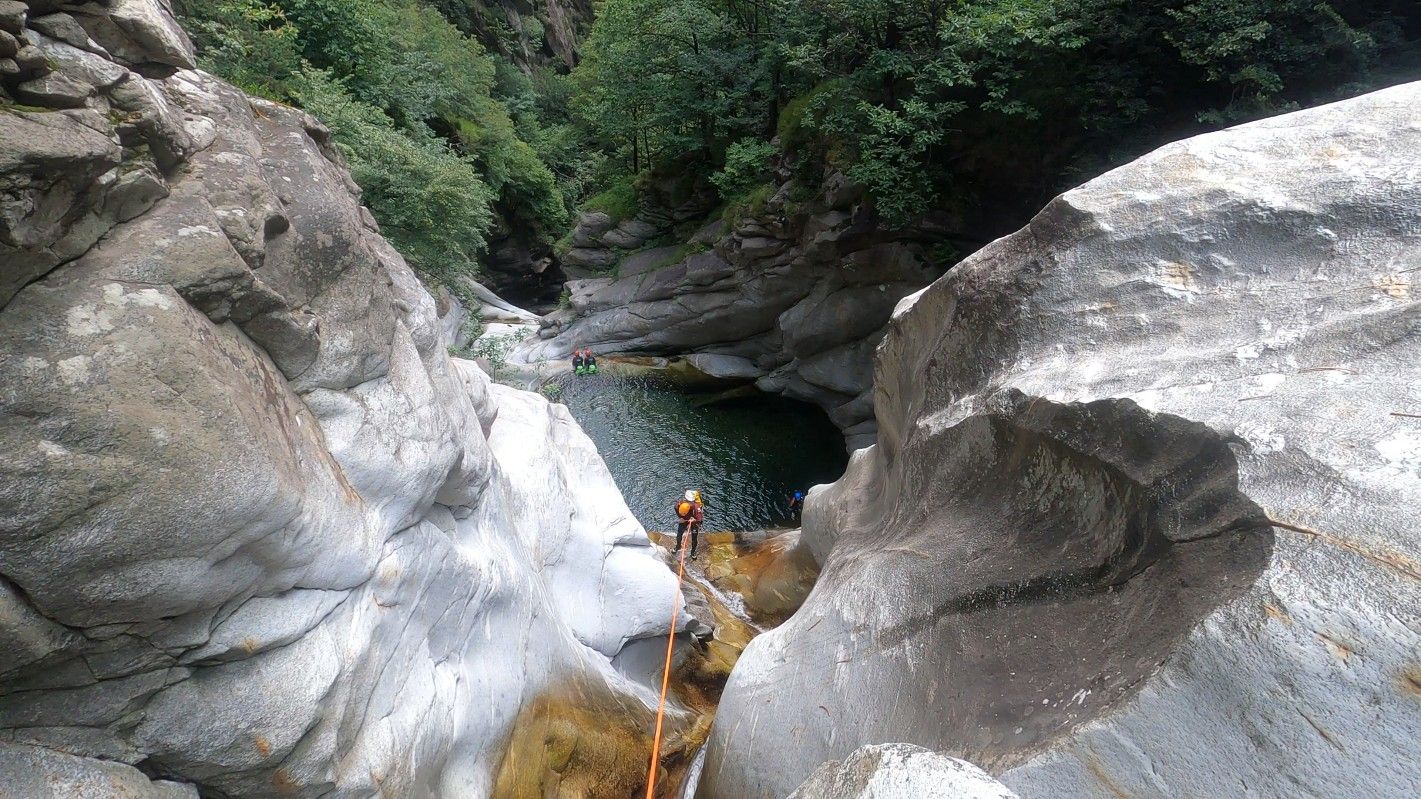 ヘリコニアリング：夏のボッゲラ峡谷の素晴らしい自然の中で冒険を体験しよう。