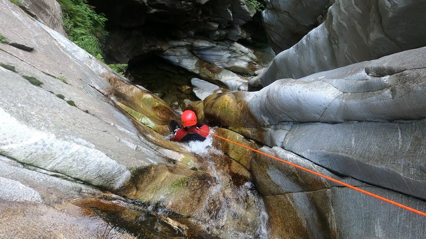 ボゲラでのヘリカニオンニング：自然の壮大な渓谷でスリリングな冒険を体験しよう。