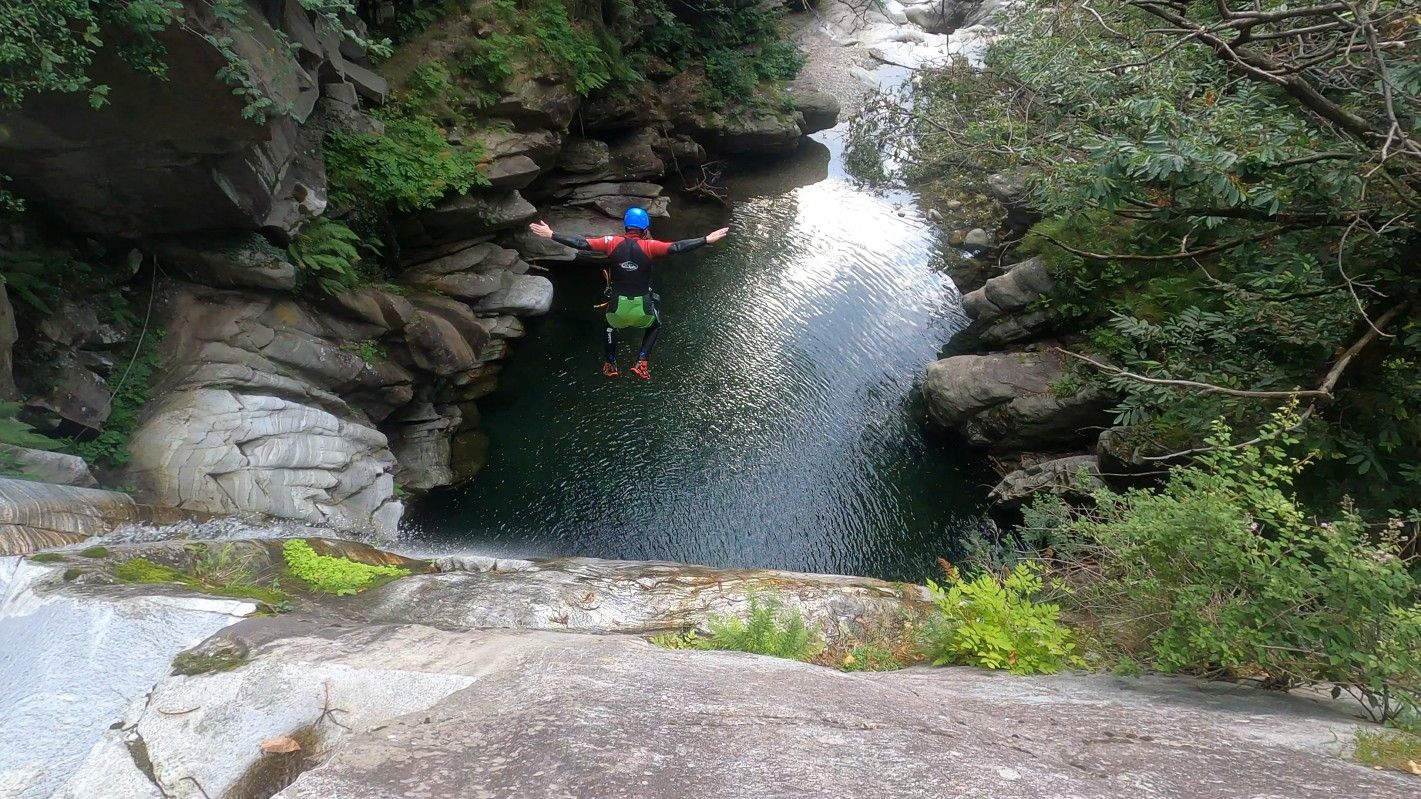 ボッゲラでのヘリカニオン: 夏の間に渓谷を飛び込むスリルを体験しよう。