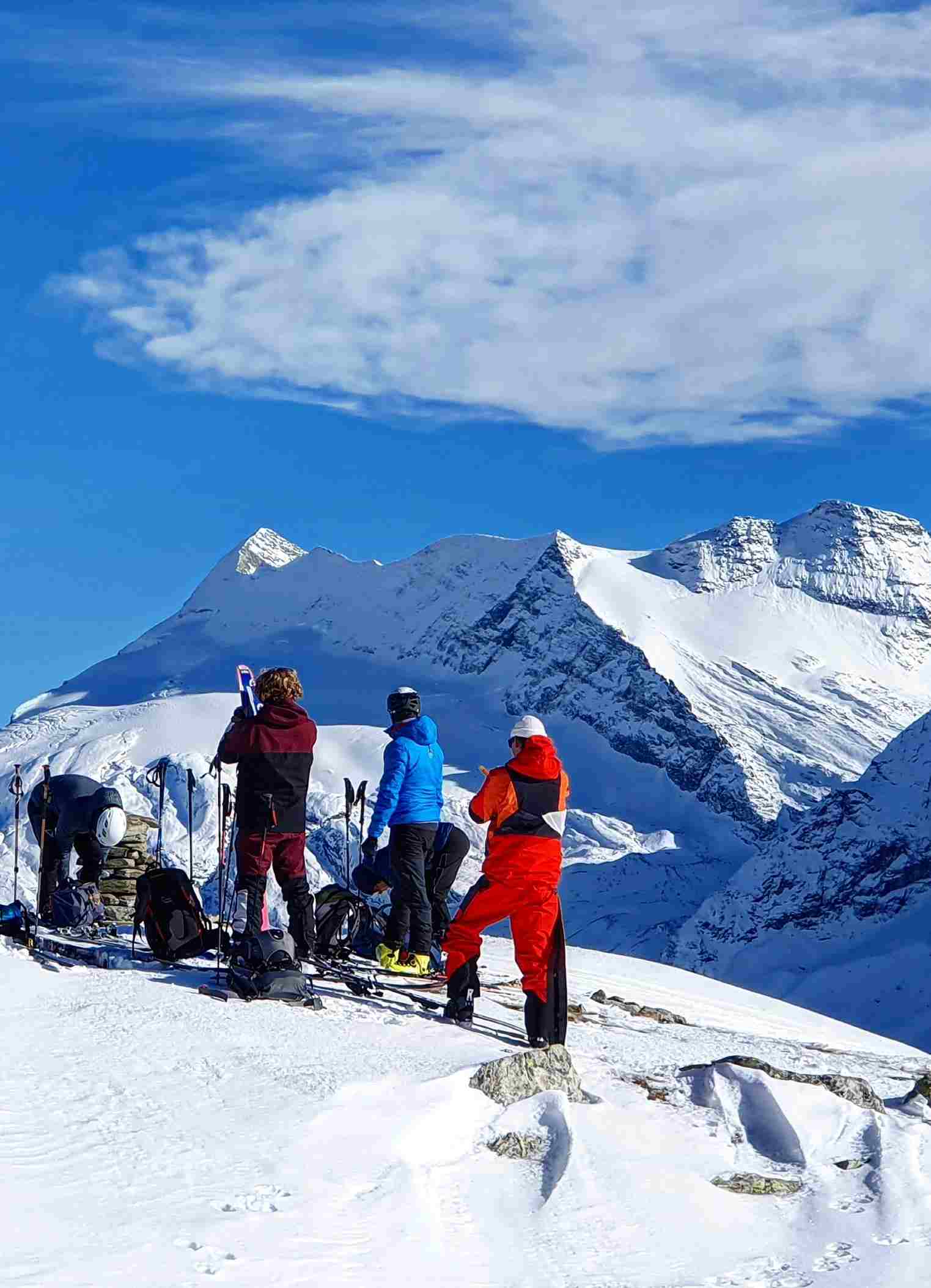 Курс по лавинам: узнайте у экспертов, как безопасно кататься на лыжах в свободных зонах. Тренировка по фрирайду в горах.