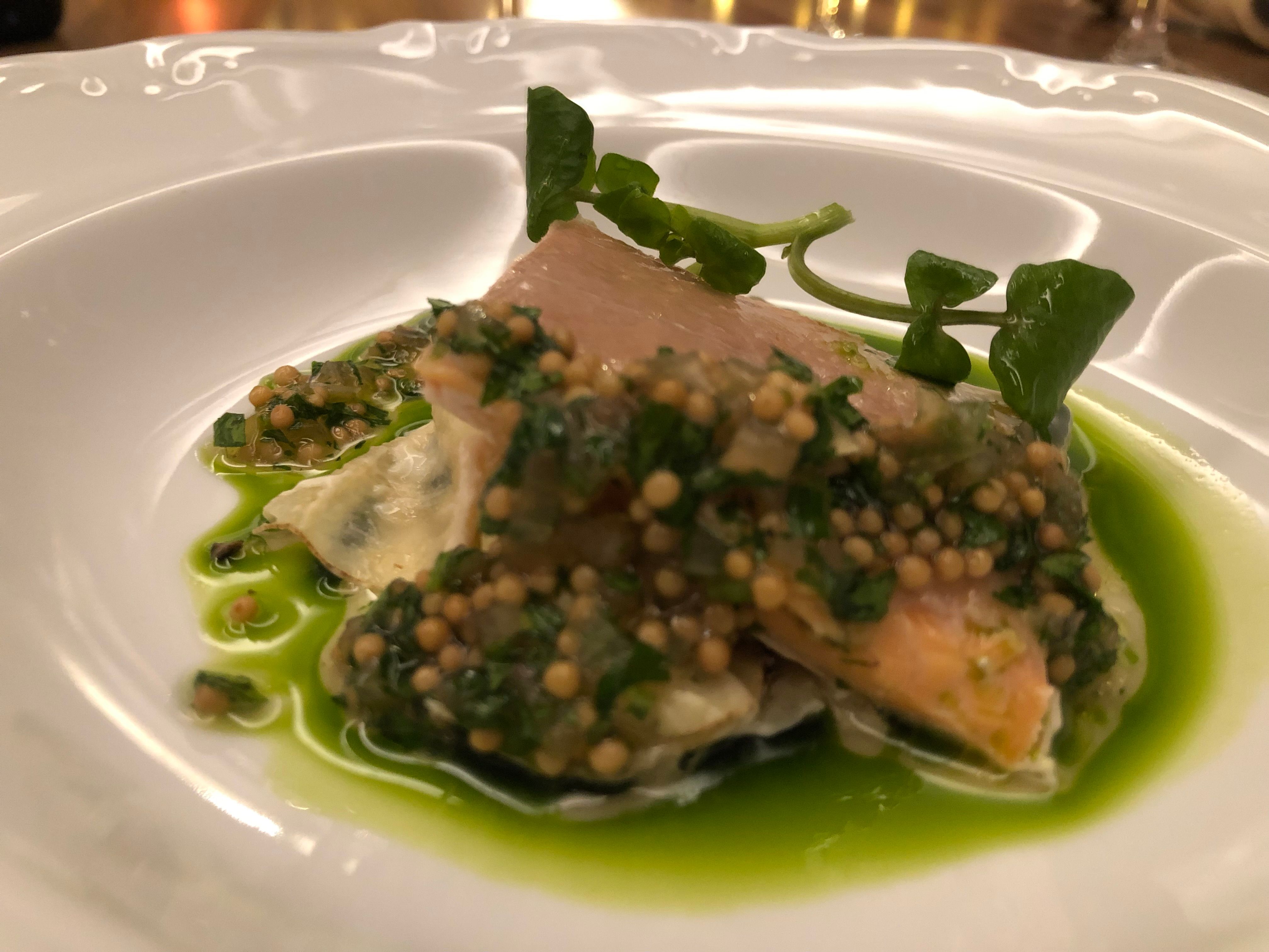 wijn-en-dine: Geniet van heerlijke gerechtenpresentatie in een elegant restaurant met verse ingrediënten.