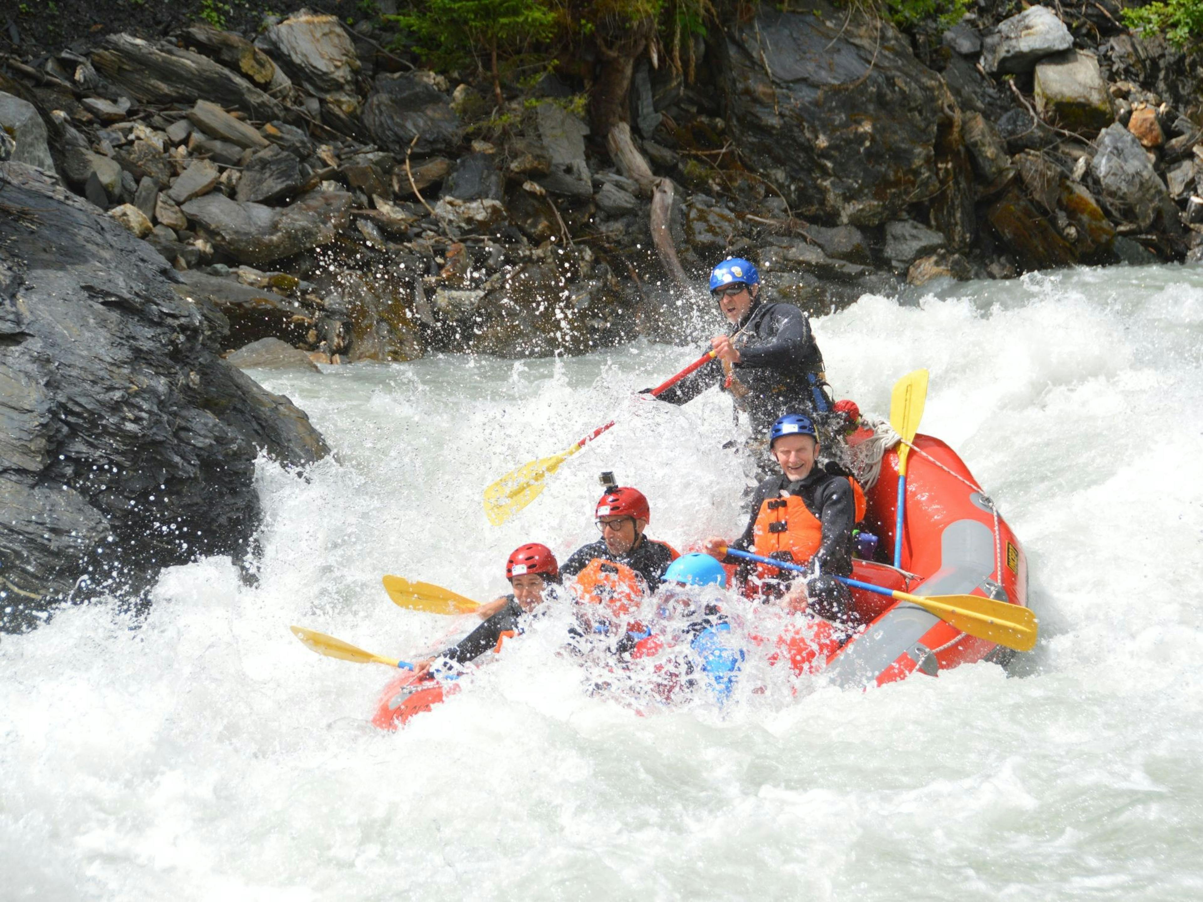 Rafting in der Scuoler Schlucht: Abenteuer im Wasser und Naturgenuss für Gruppen und Familien.