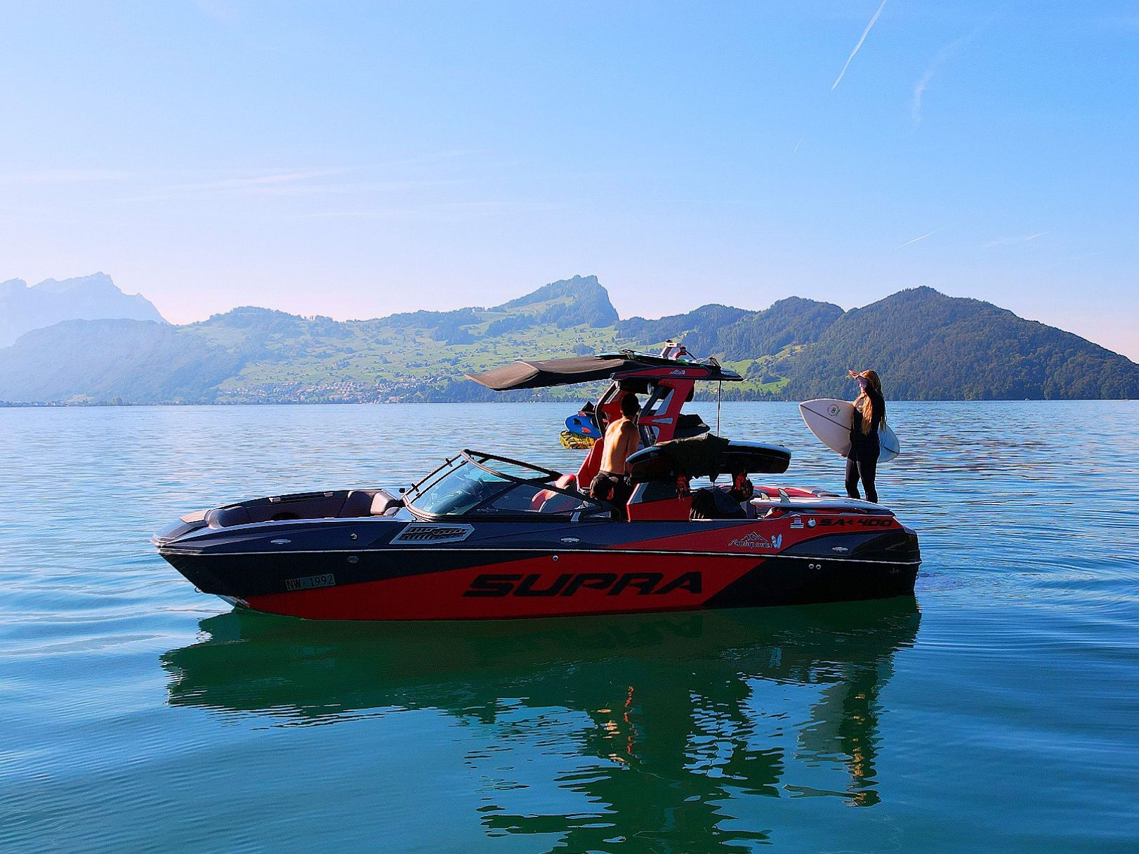 बोट यात्रा: पानी में आरामदायक नाव यात्रा का अनुभव करें, सर्फिंग और आराम के लिए आदर्श।