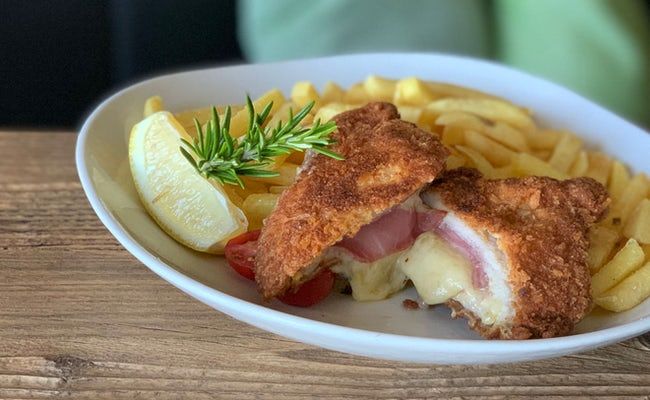 रिज़ी कोर्डन ब्लू में आलू फ्रेंच फ्राइज़ और नींबू के साथ