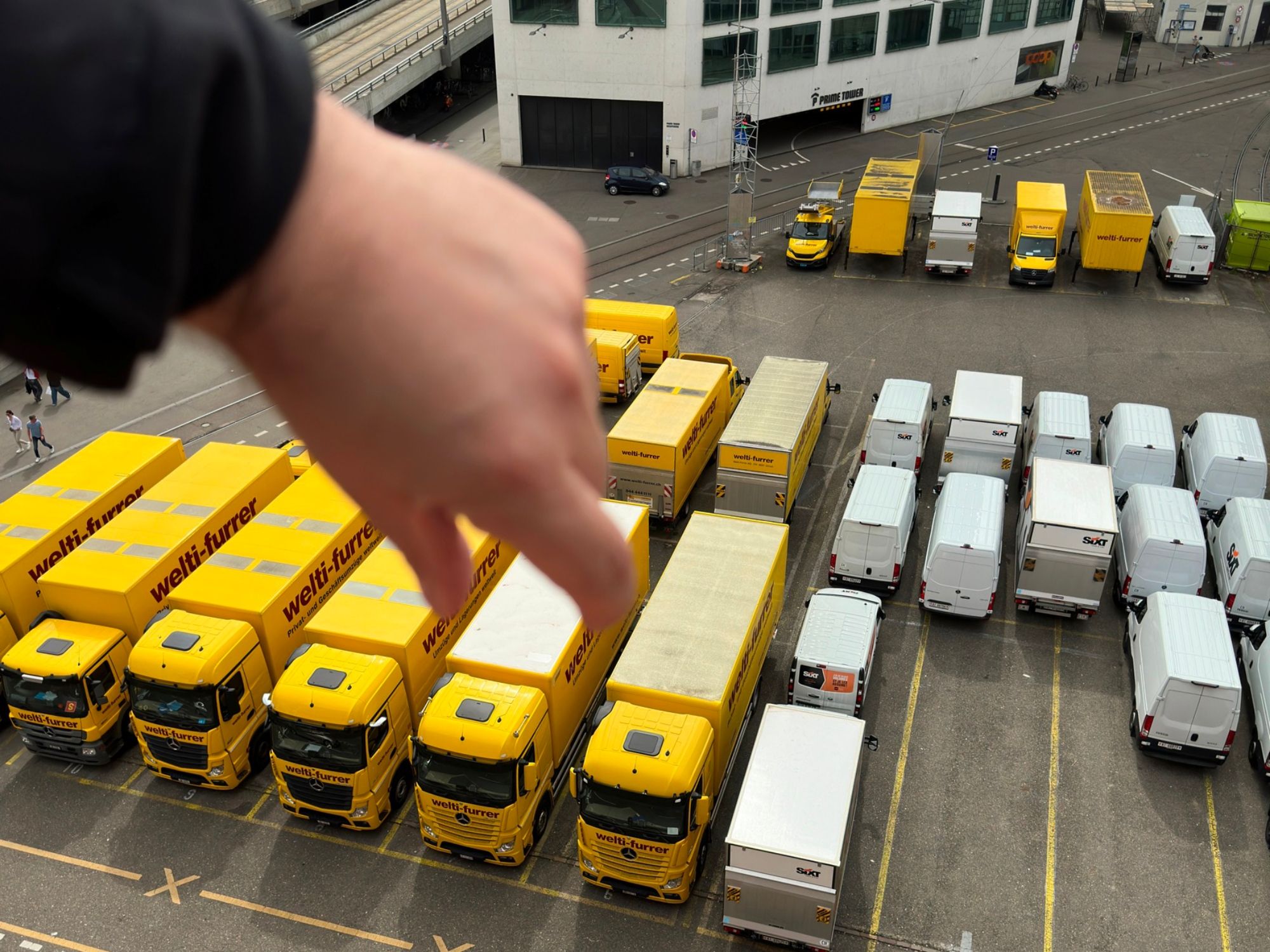 사진 촬영 중의 트럭, 도시 환경에서의 노란색 차량 및 운송 차량.