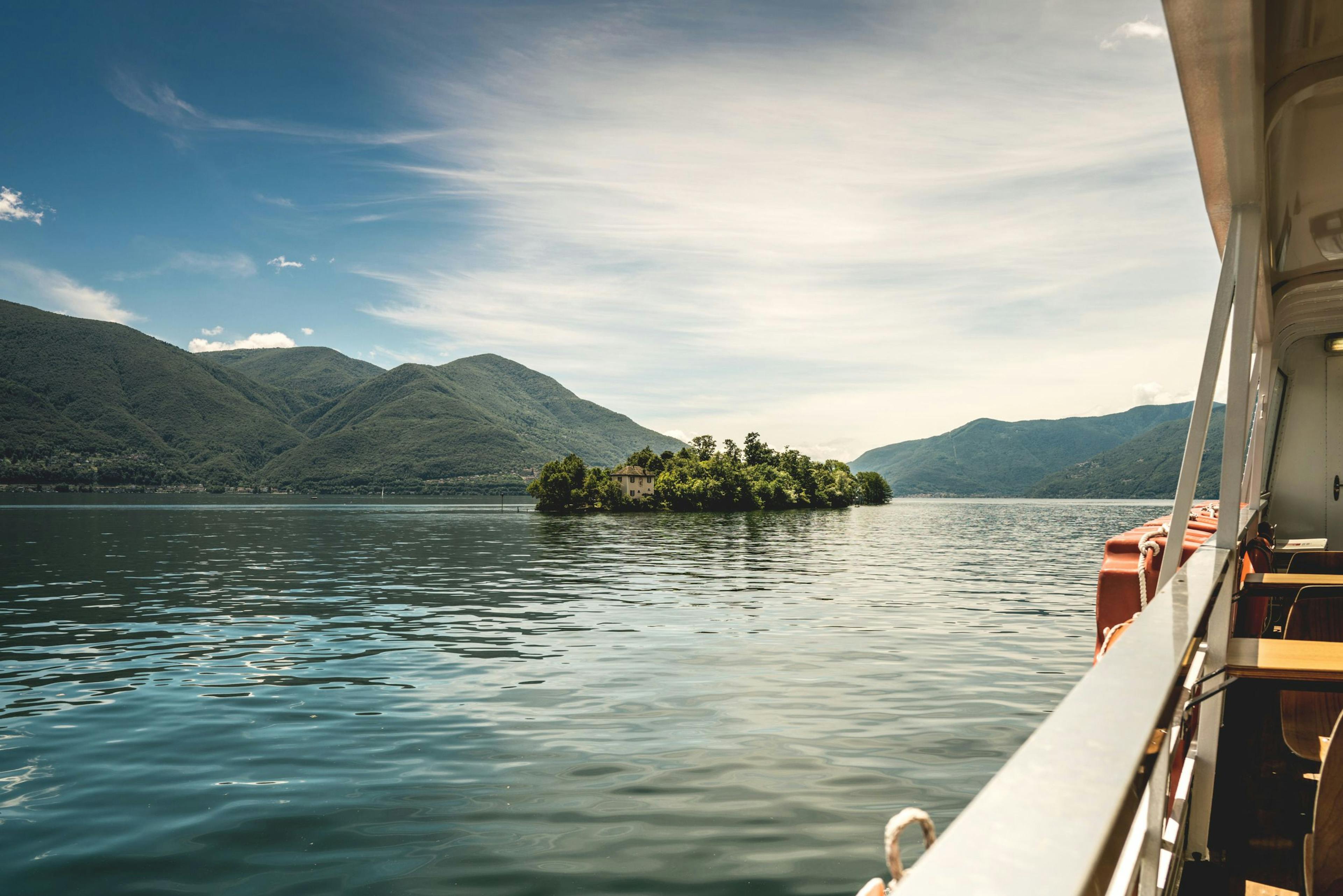 Locarno: Relax by the lake with a view of the lonely island and the surrounding mountains.