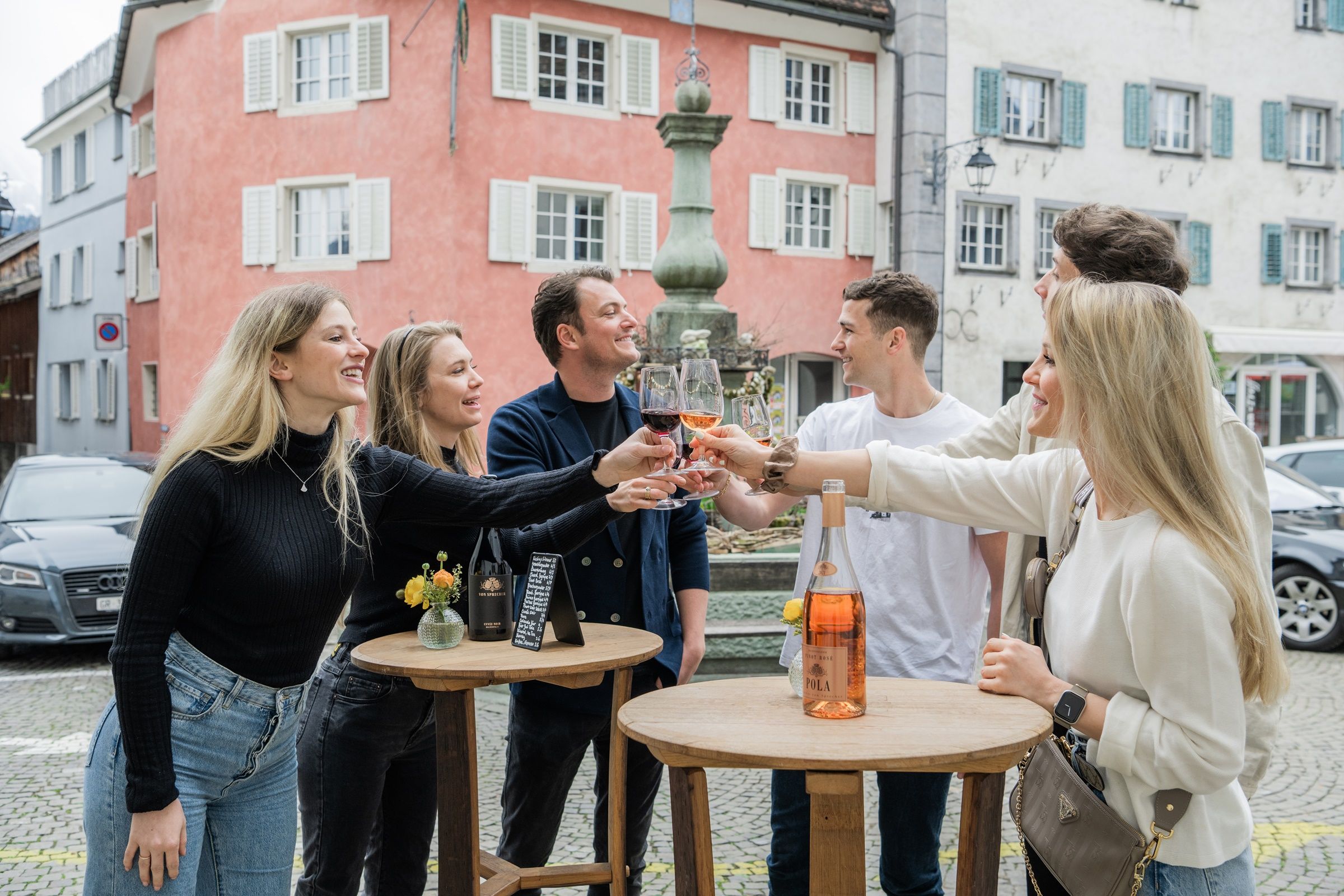 Wine and Art Tour: Enjoy the tasting in the picturesque city center with friends.