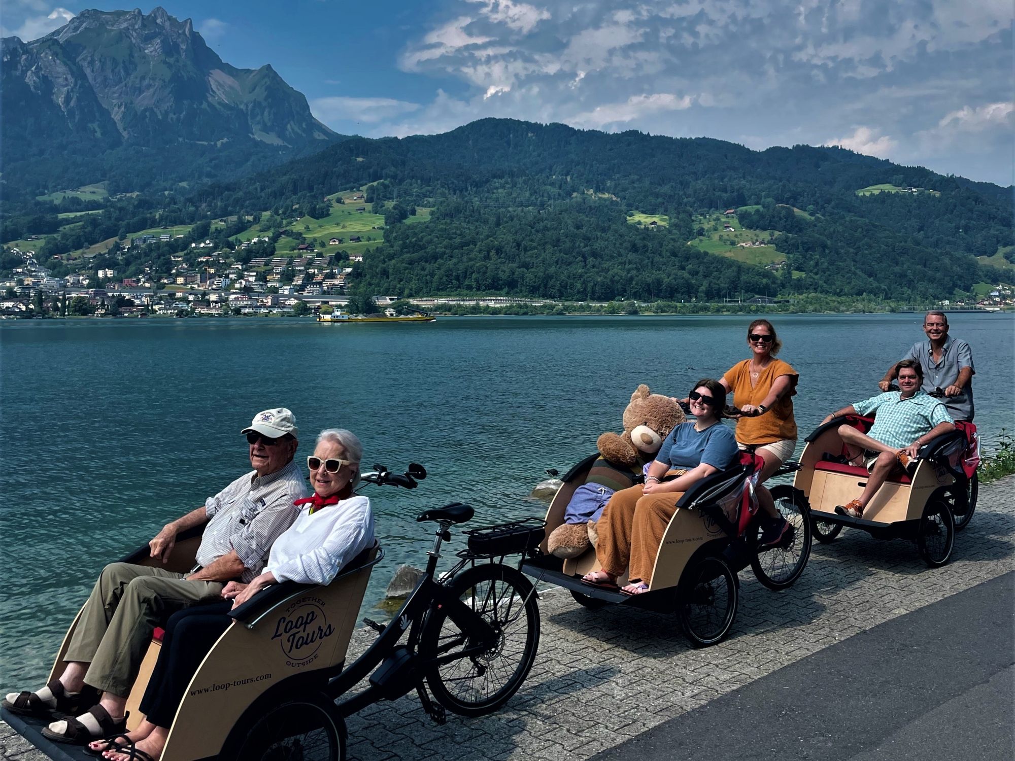 Tur Wisata E-Bike Pengangkut: Temukan Permata tersembunyi di Danau bersama teman dan keluarga di musim panas.