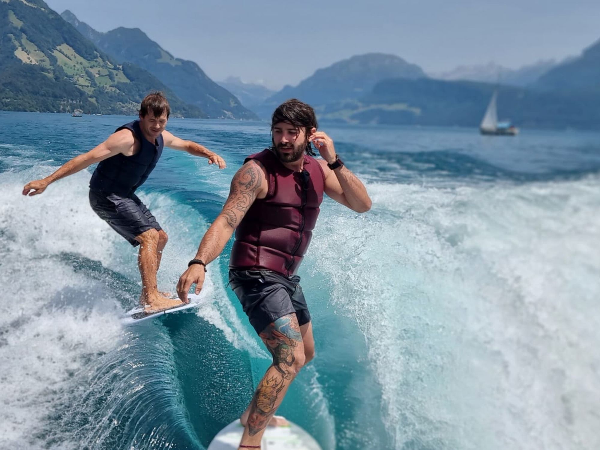 Wakesurfen: Sporters op de golven van het meer, die samen plezierig varen.