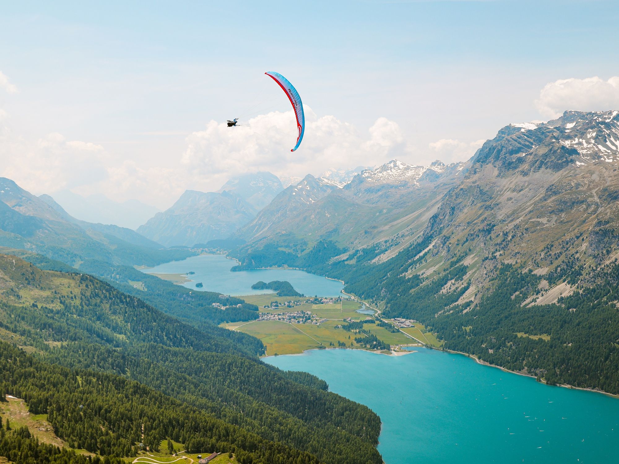 Engadin: Erlebe den Tandemflug über den klaren Seen und Bergen in Samedan im Sommer.