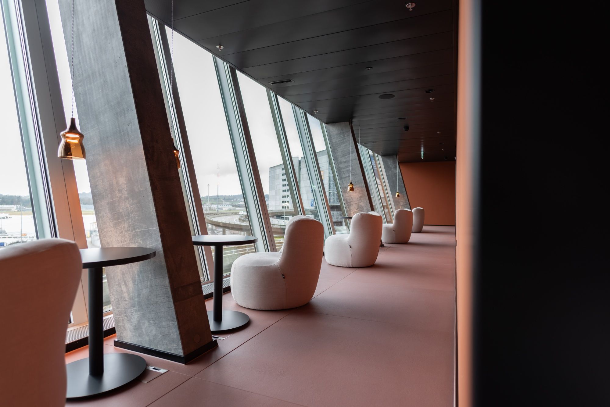 Flooat: ज्यूरिख में पानी पर तैरने का आनंद स्टाइलिश माहौल में लें।