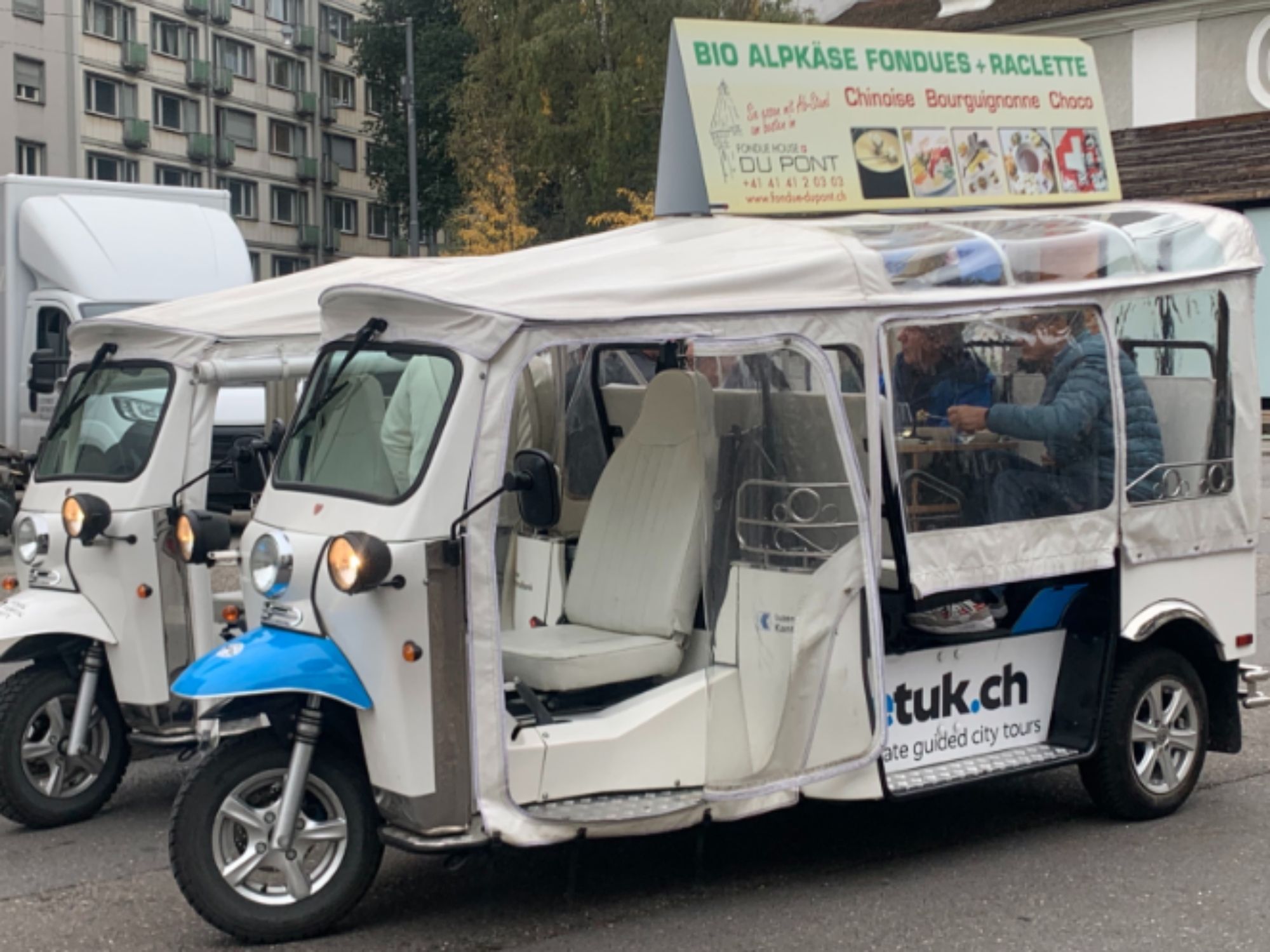 Τουρκ Τουκ: Περιήγηση με φοντύ στην πόλη με άνετες θέσεις και γευσιγνώστες. Απόλαυσε την γαστρονομική εμπειρία.