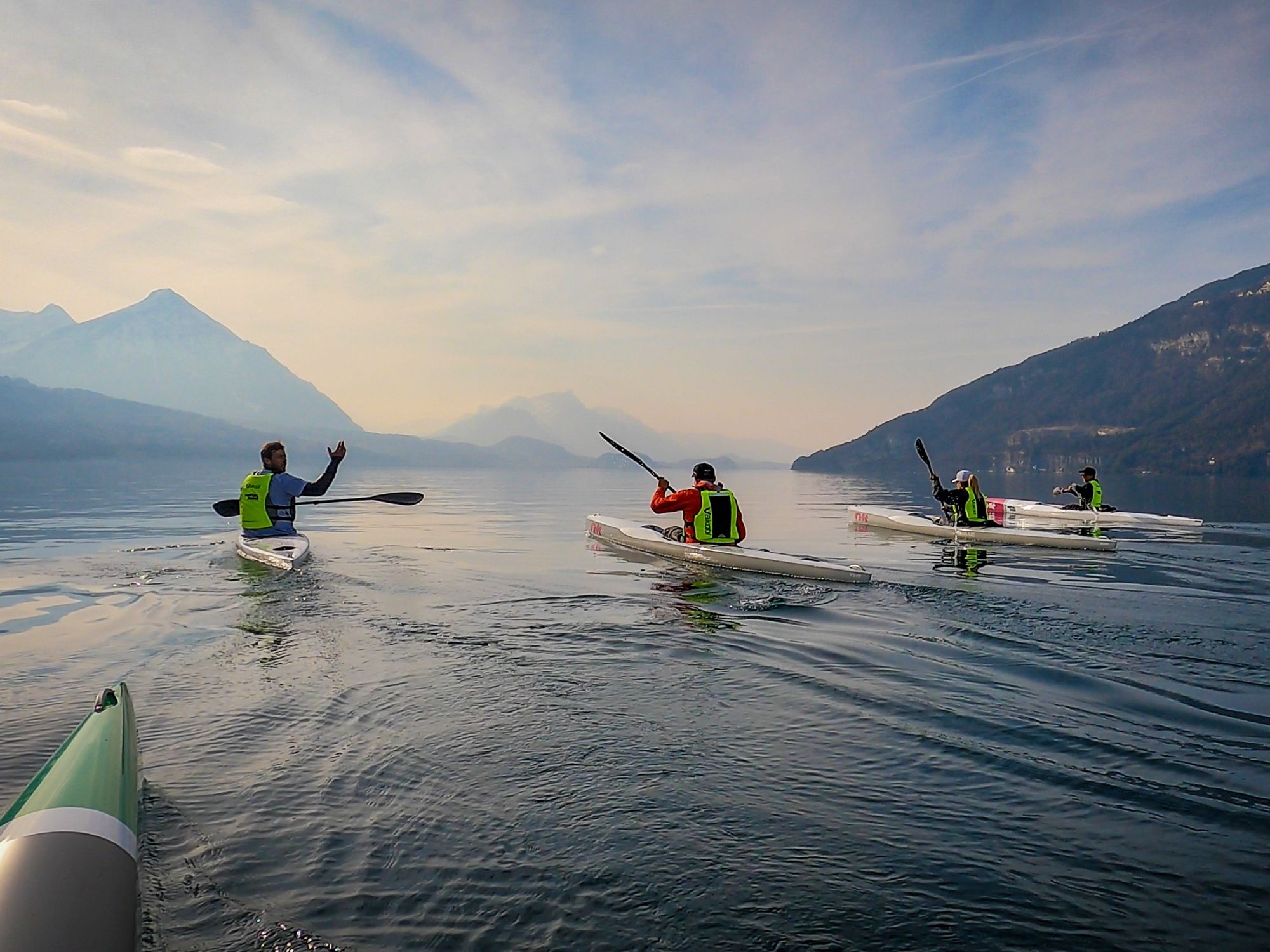 Surfski Basiskurs: Erlebe mit Freunden den Thunersee im Sommer beim Kanufahren.