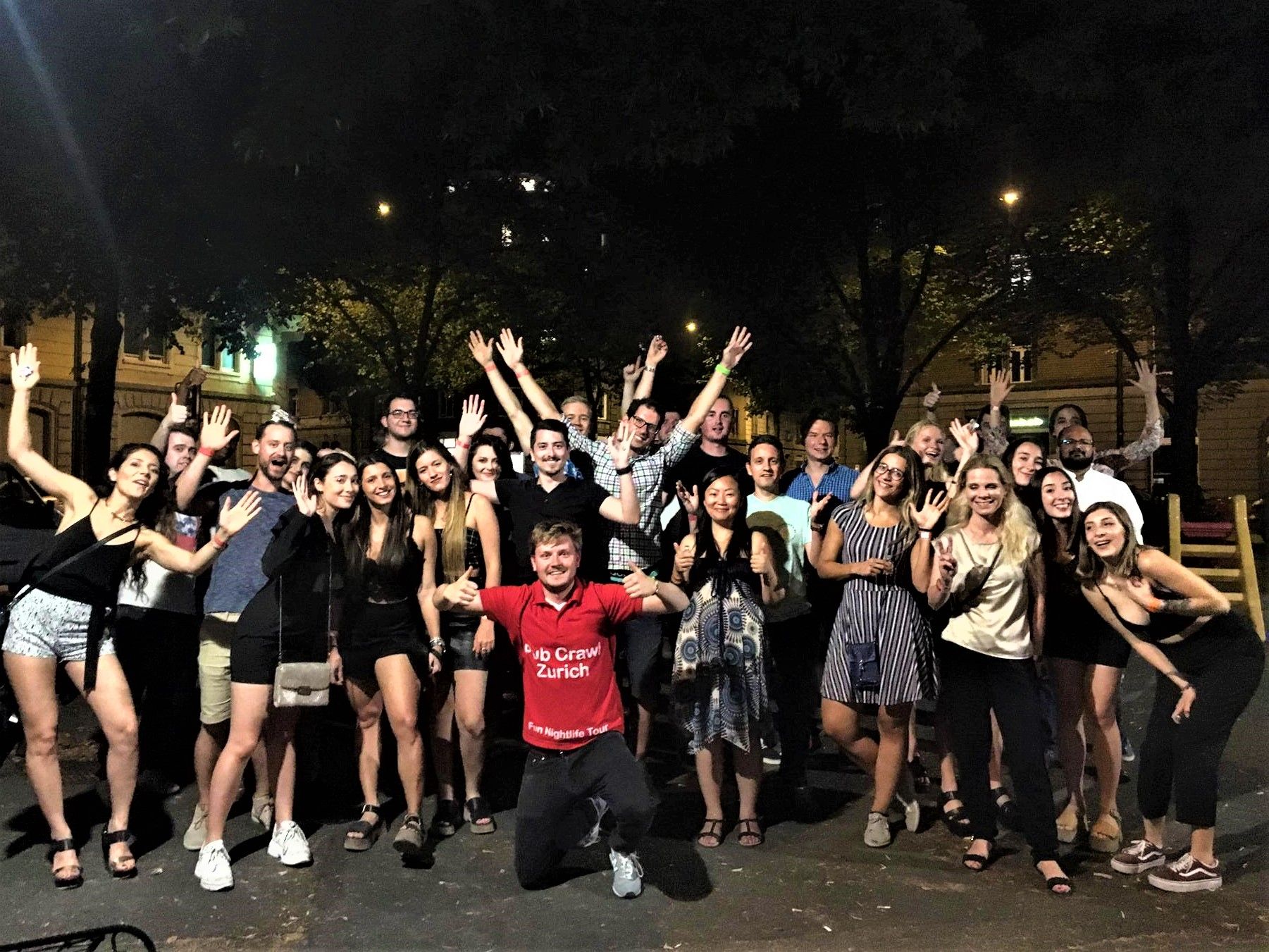 جولة الحانات في زيورخ: مجموعة مع مرشد للاحتفال مع الأصدقاء في المدينة.