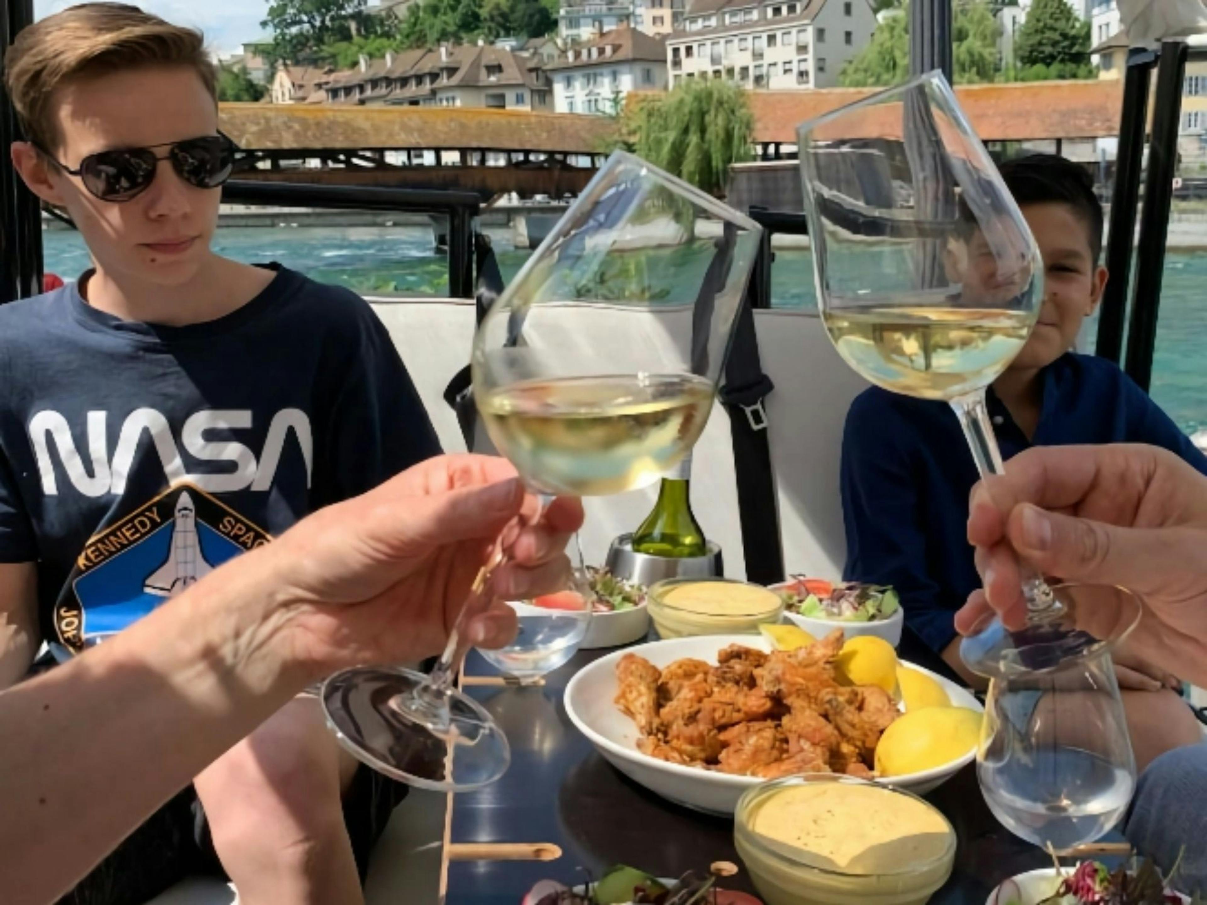 Chnusperli: Genuss von knusprigem Hähnchen und Wein auf einem Boot in Zürich während des Sommers