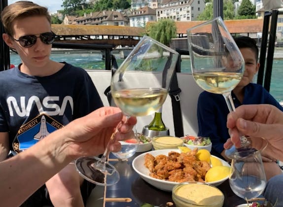 Chnusperli: Genuss von knusprigem Hähnchen und Wein auf einem Boot in Zürich während des Sommers