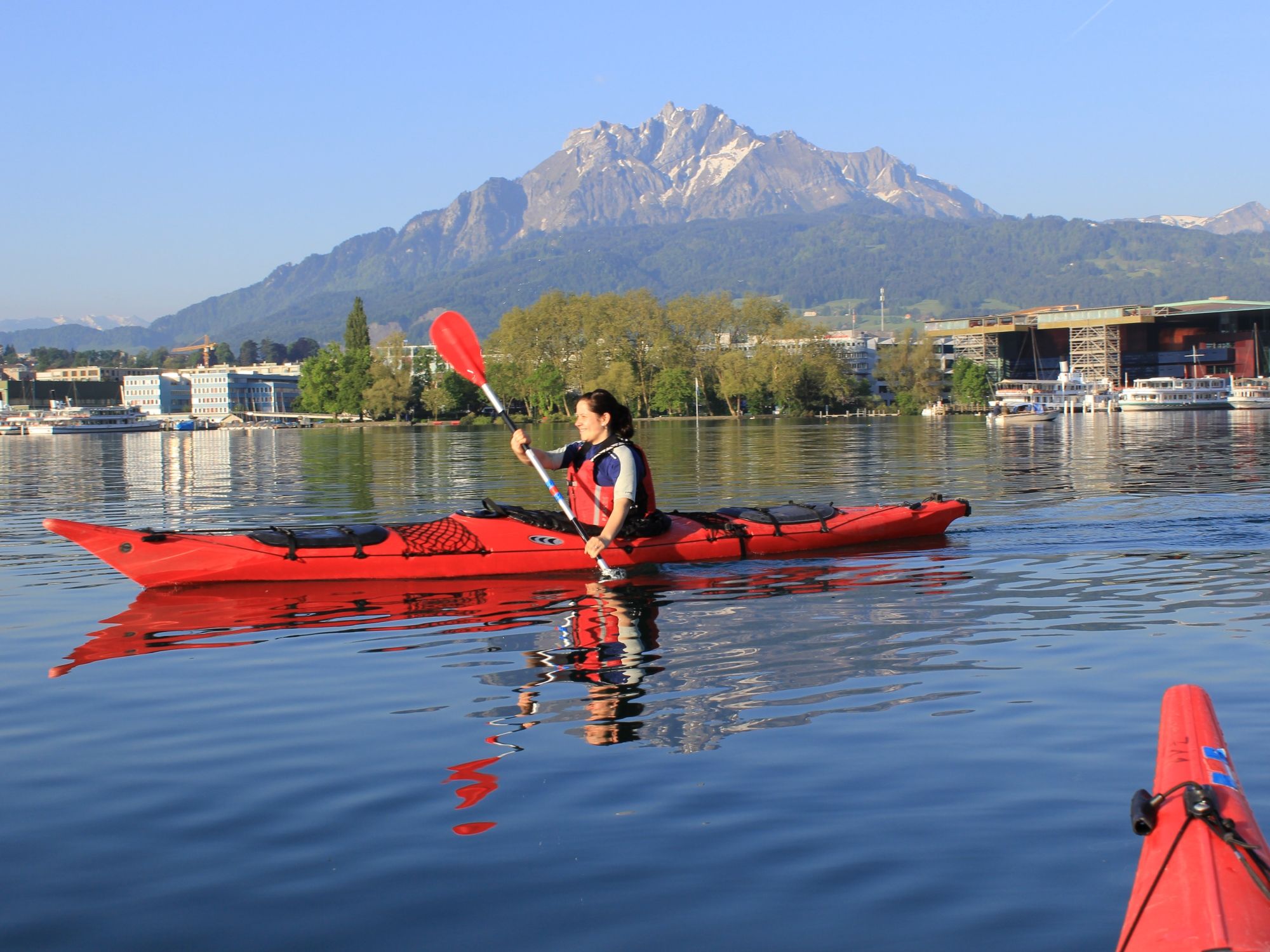Kayak tour: Kayaks on Lake Lucerne with a view of the mountains in Lucerne.