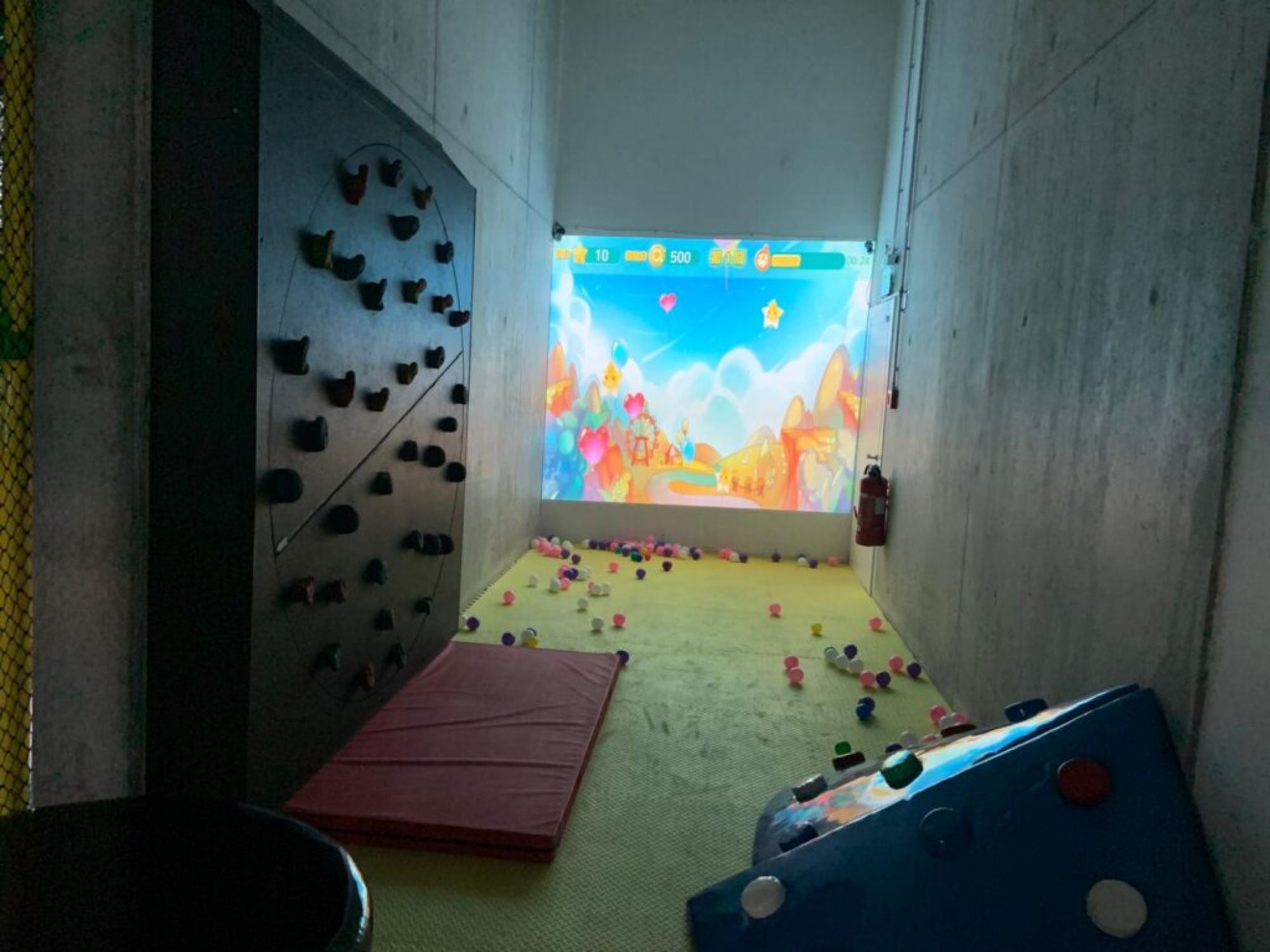 儿童乐园：包含攀岩墙和互动游戏区的游戏场所