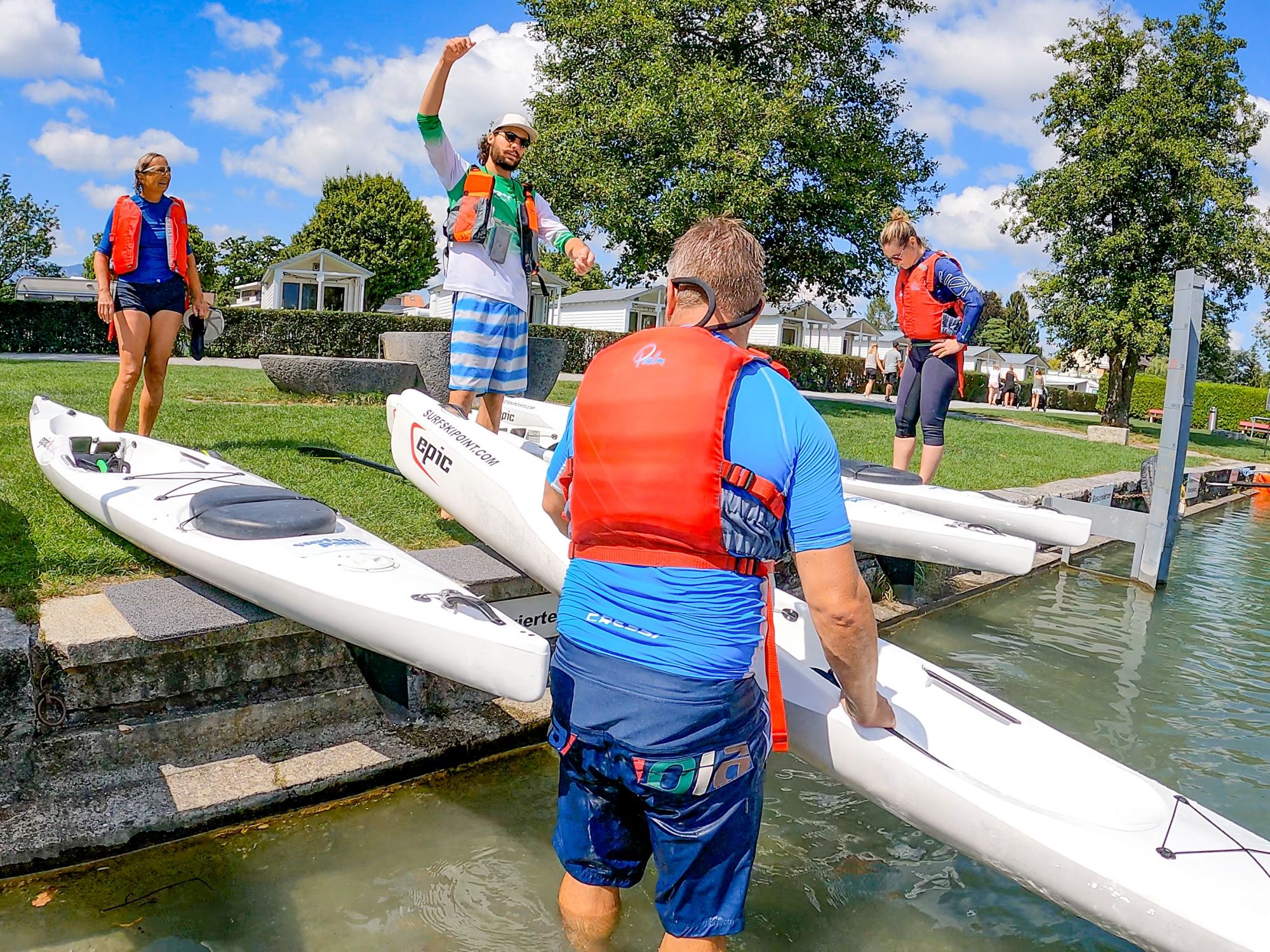 Corso di prova al Lago di Thun: Introduzione al corso di kayak per principianti con divertimento e assistenza.