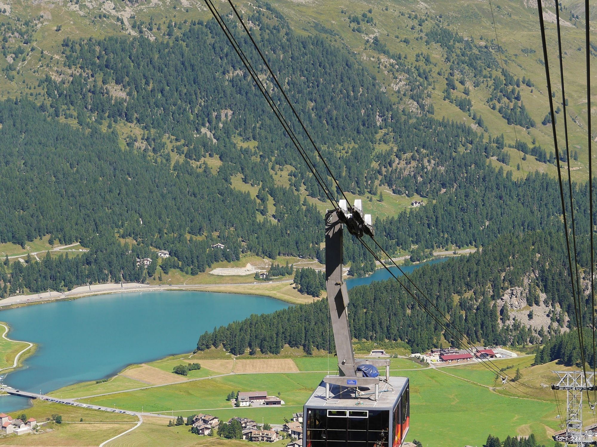 在恩嘎丁的缆车上俯瞰湖泊和群山