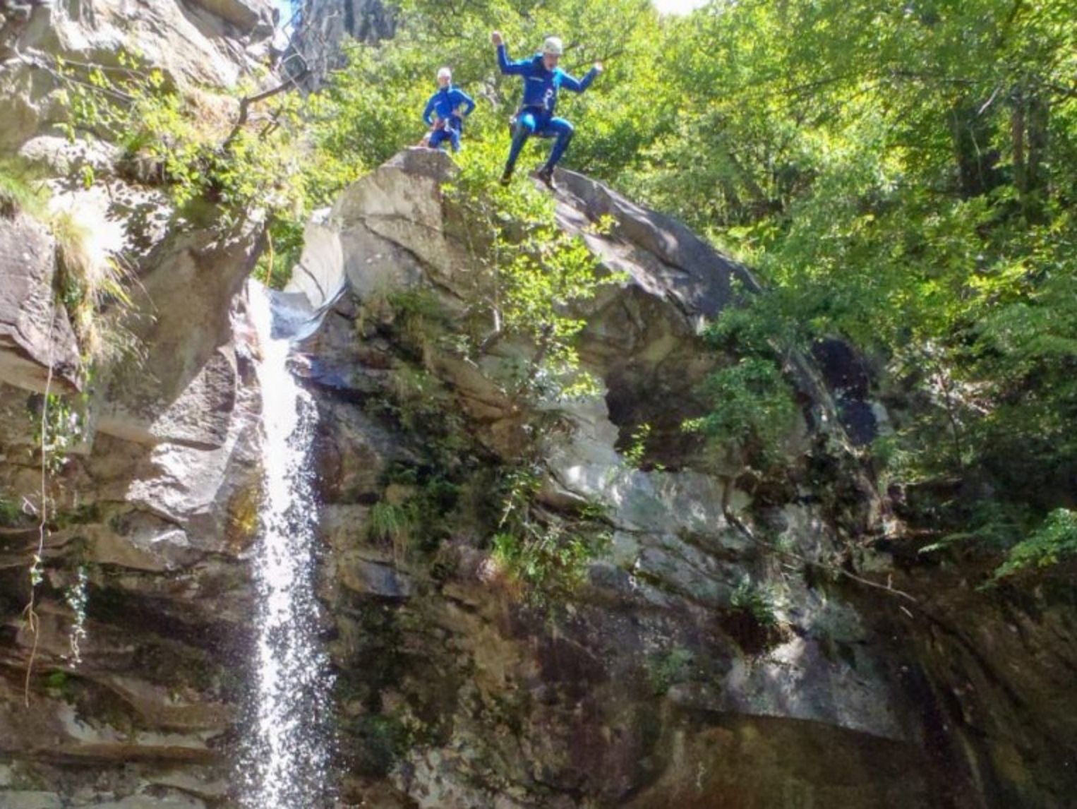 Canyoning Boggera: Diversión al rapelar en Ticino con desafiantes aventuras naturales y actividades en grupo.