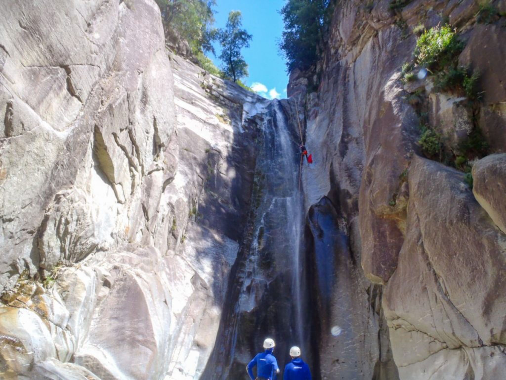 Canyoning en Boggera con una impresionante cascada, aventura en la naturaleza, activo en verano