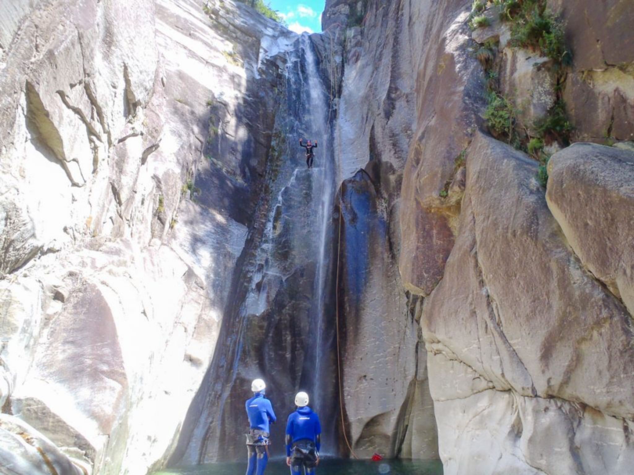 Canyoning Boggera: Vive la aventura en las gargantas de Ticino con impresionantes rocas y cascadas.