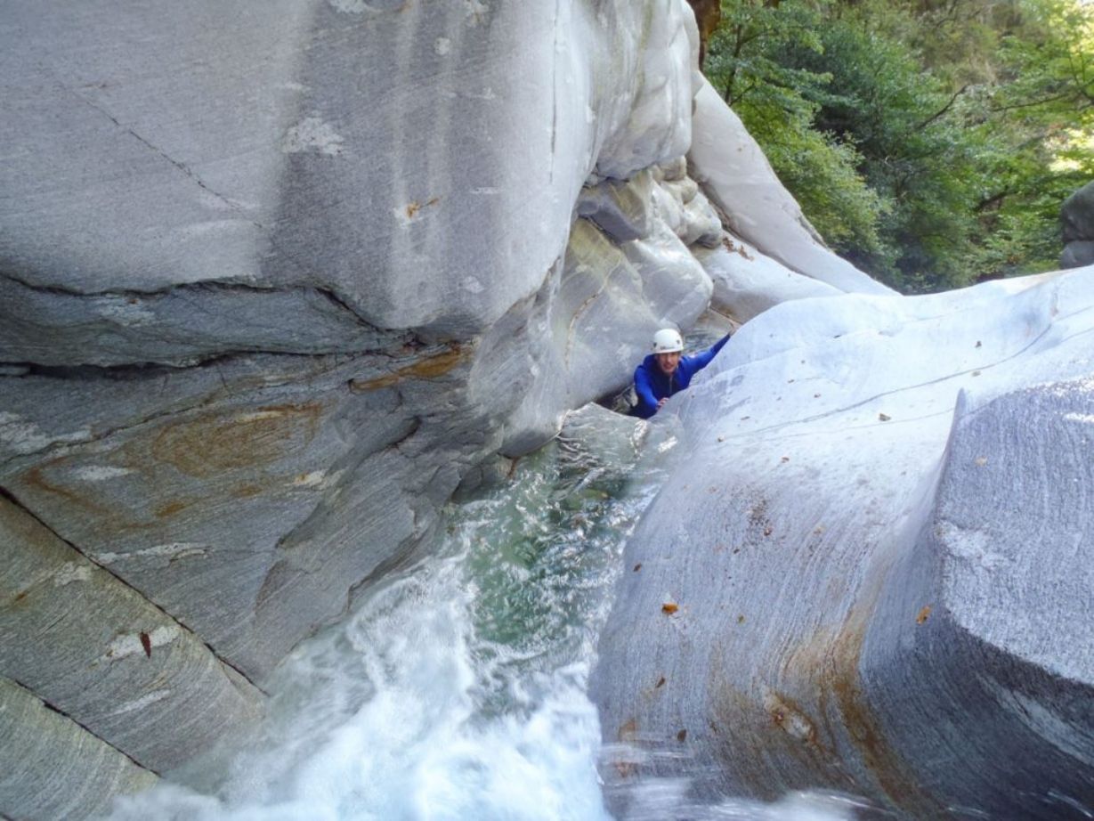 Canyoning en Boggera: emocionante desafío en la naturaleza con agua y rocas, ideal para los amantes de la aventura.