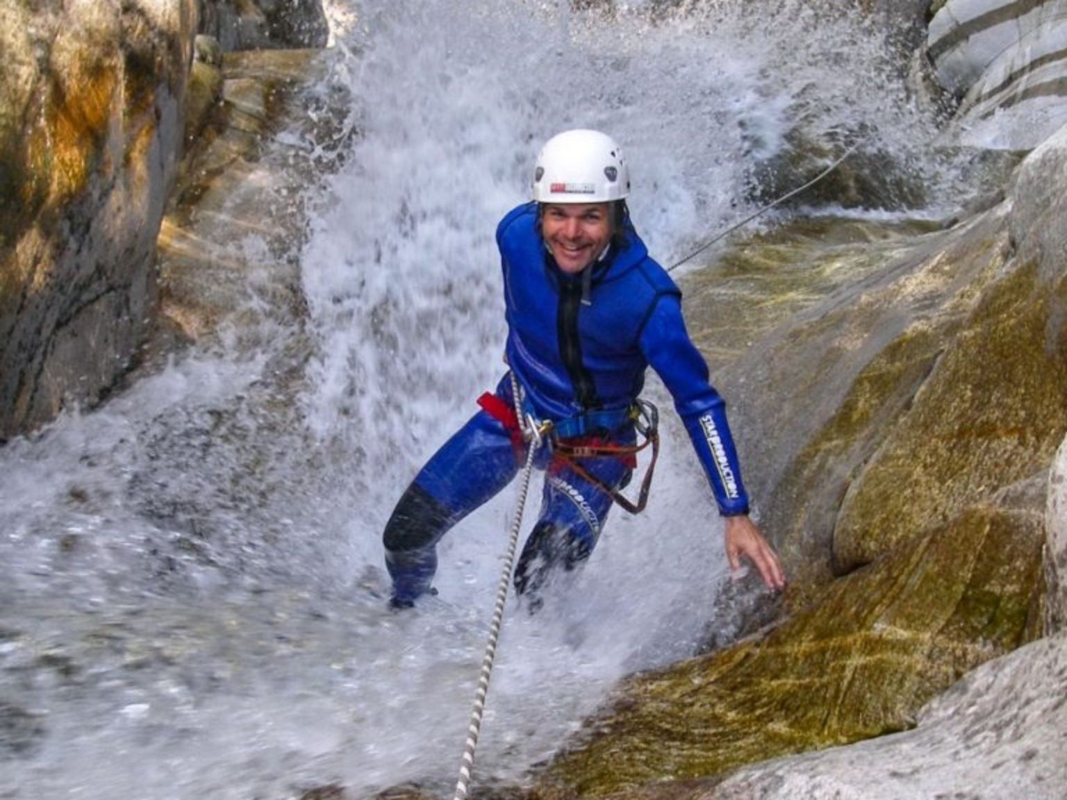 이라그나 캐니언링: 자연의 낙원 티치노에서 액션 넘치는 수상 스포츠 모험을 경험하세요.