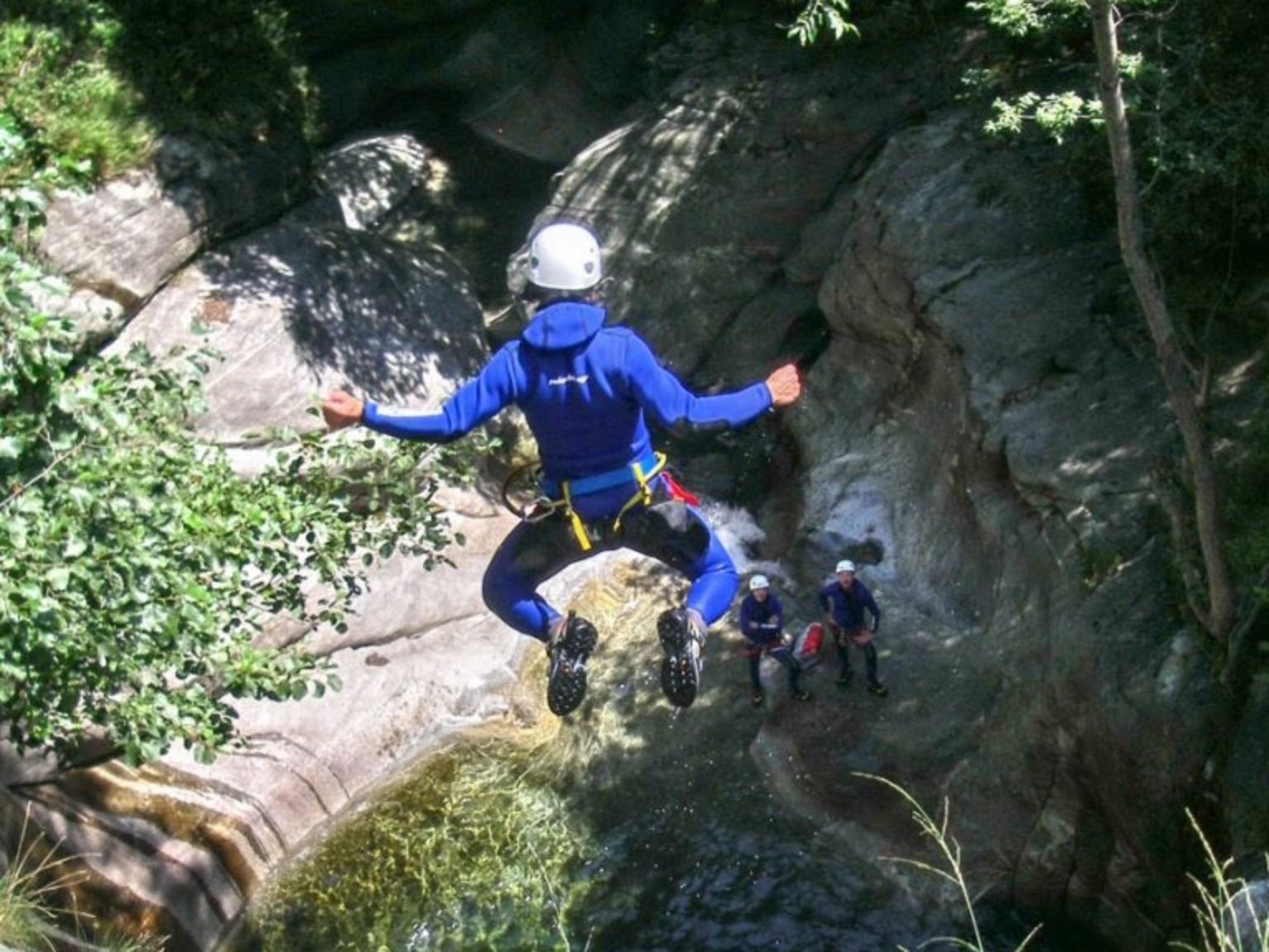 이라그나 캐니언닝: 가이드와 함께하는 그룹 및 어린이를 위한 경이로운 모험, 티치노에서.