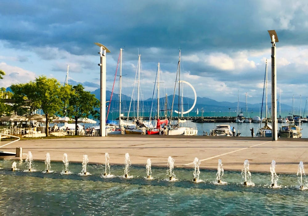 Havnen i Lausanne med yachts og vandfontæner