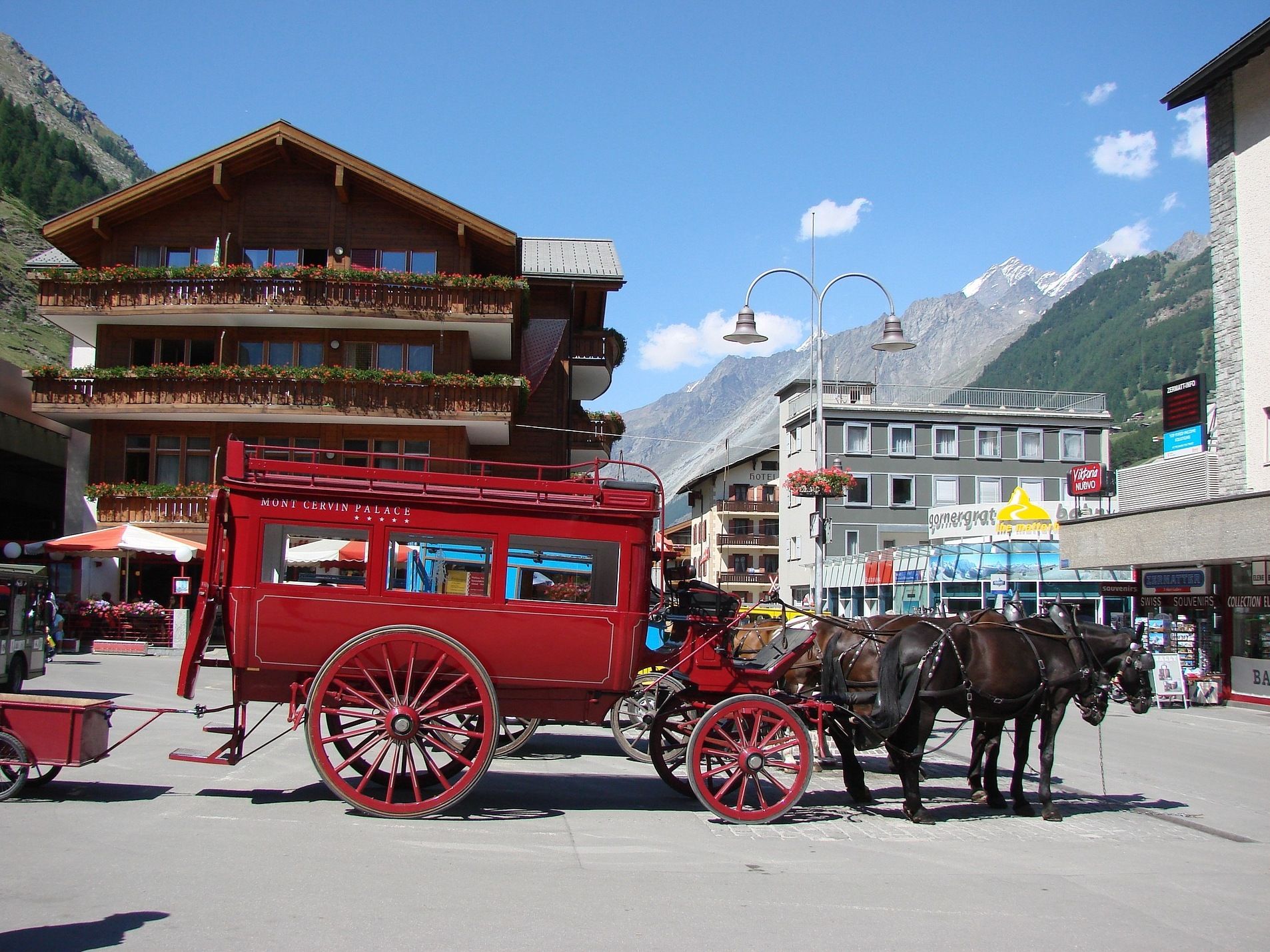 Balade en traîneau à Zermatt avec vue sur les montagnes pittoresques et l'atmosphère agréable de la ville.