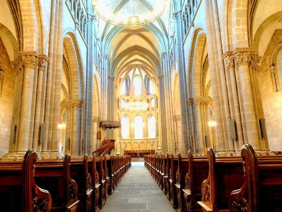 Katedrała: Wewnątrz z wysokimi sklepieniami, imponującą architekturą i stylowymi ławkami.