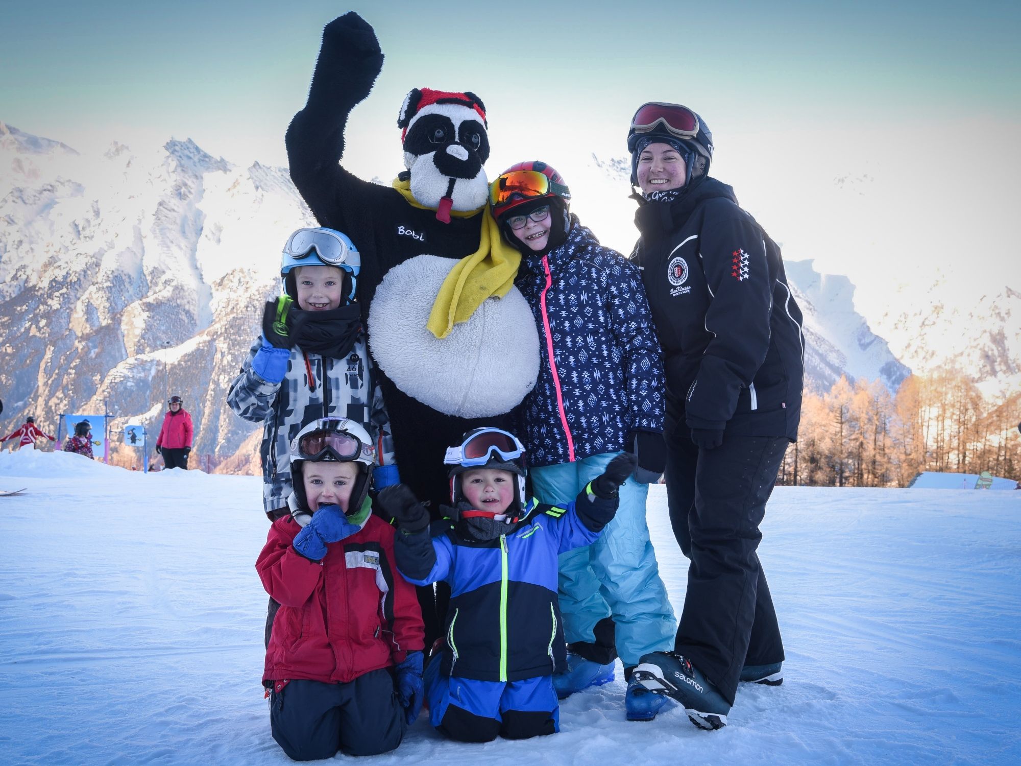 مدرسة التزلج: دروس جماعية للأطفال على المنحدر في هانيجالب في الشتاء