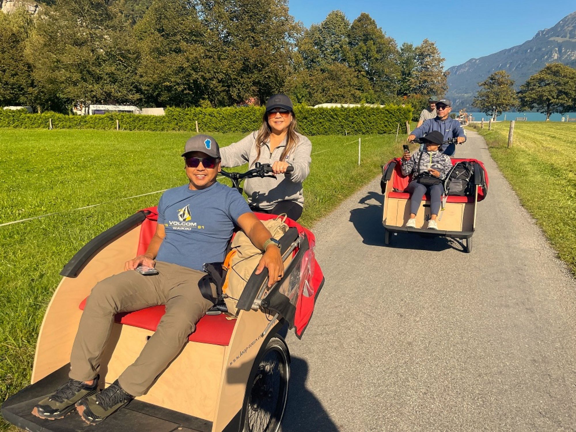 E-Bike Tour: Erlebe eine private Tour mit Cargo E-Bikes in Interlaken und geniess die Natur.