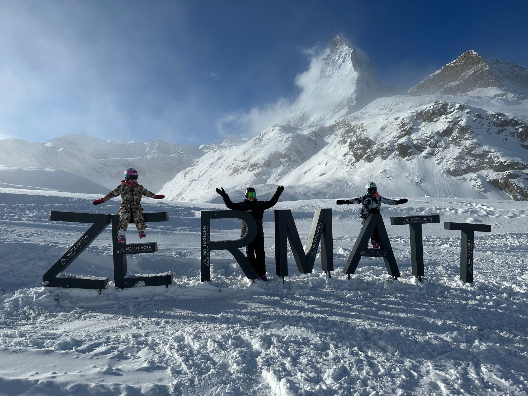 Clases de snowboard en Zermatt para niños y diversión en la nieve. Aprende las mejores técnicas en la pista.