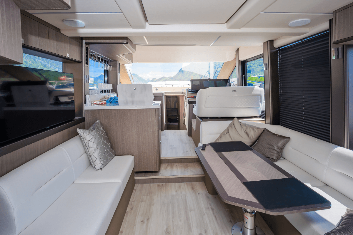 Iate: Interior aconchegante para charter diário com assentos estilosos e grande janela