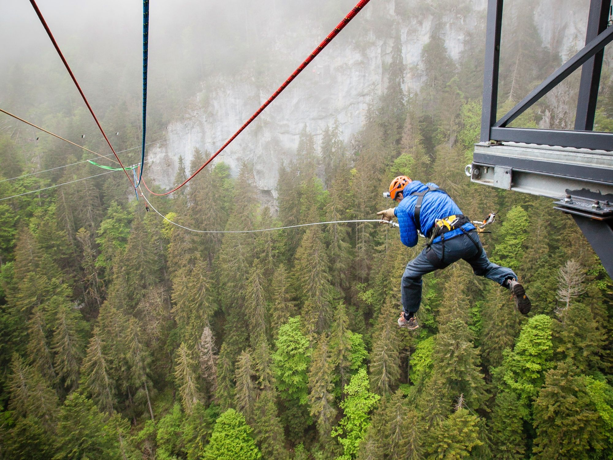 Canyon Swing: actividad emocionante sobre la garganta Pissot en verano entre los árboles.
