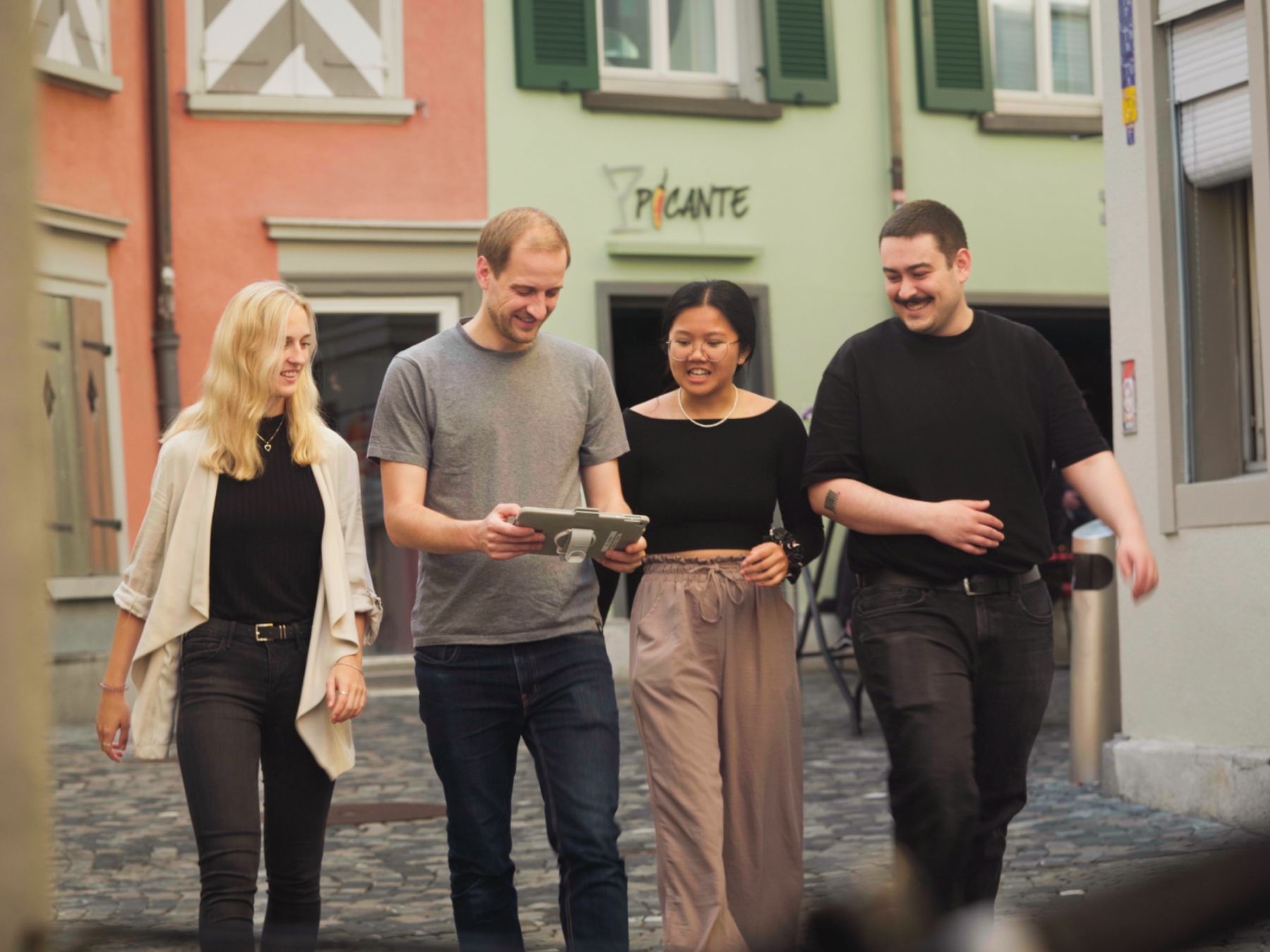 エスケープゲーム：活気ある街で友達と楽しむ、チームワークと冒険を求めて。