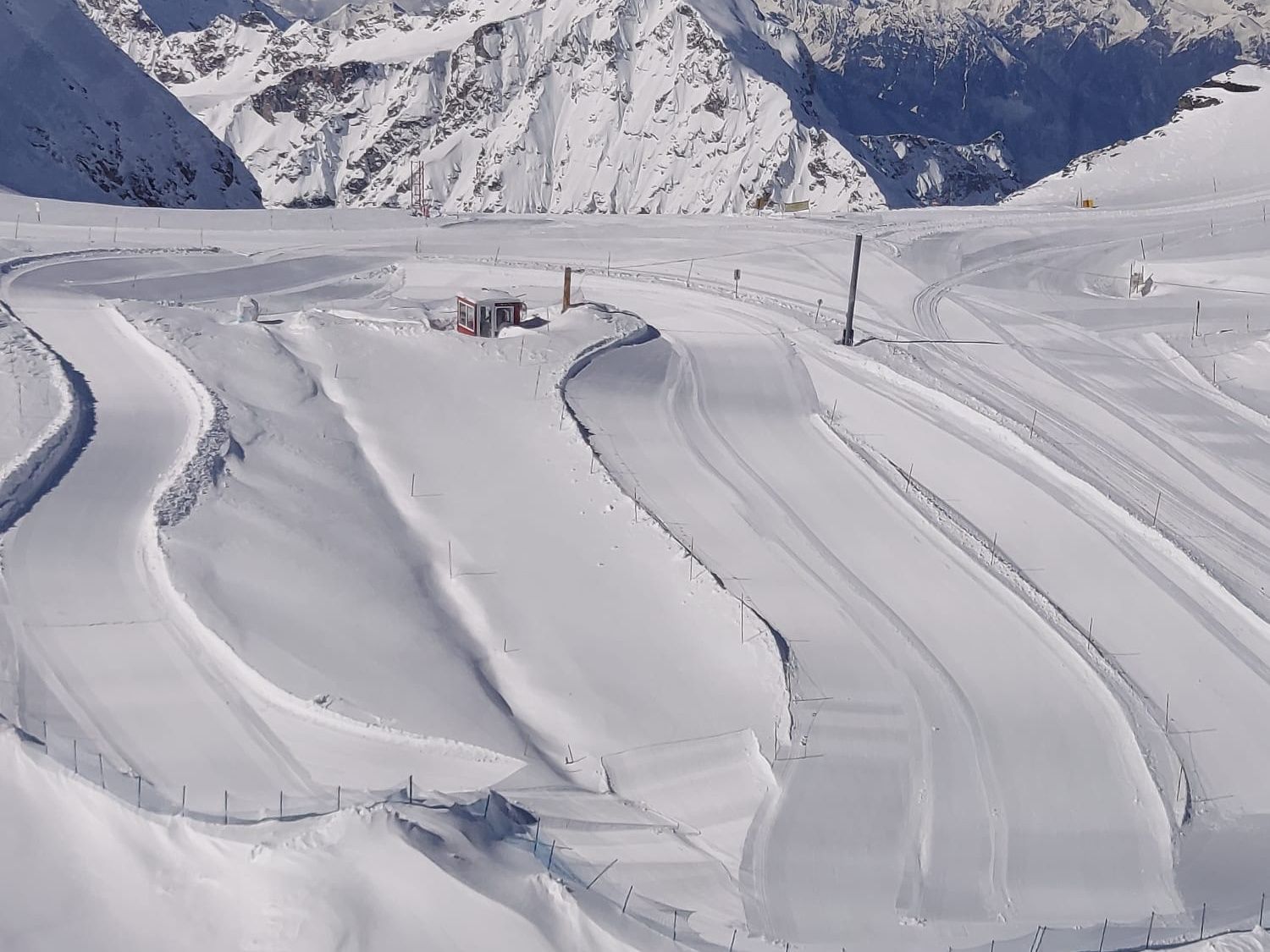 Schnee: Panoramaaussicht auf verschneite Berge und Skipisten in der Winterlandschaft.