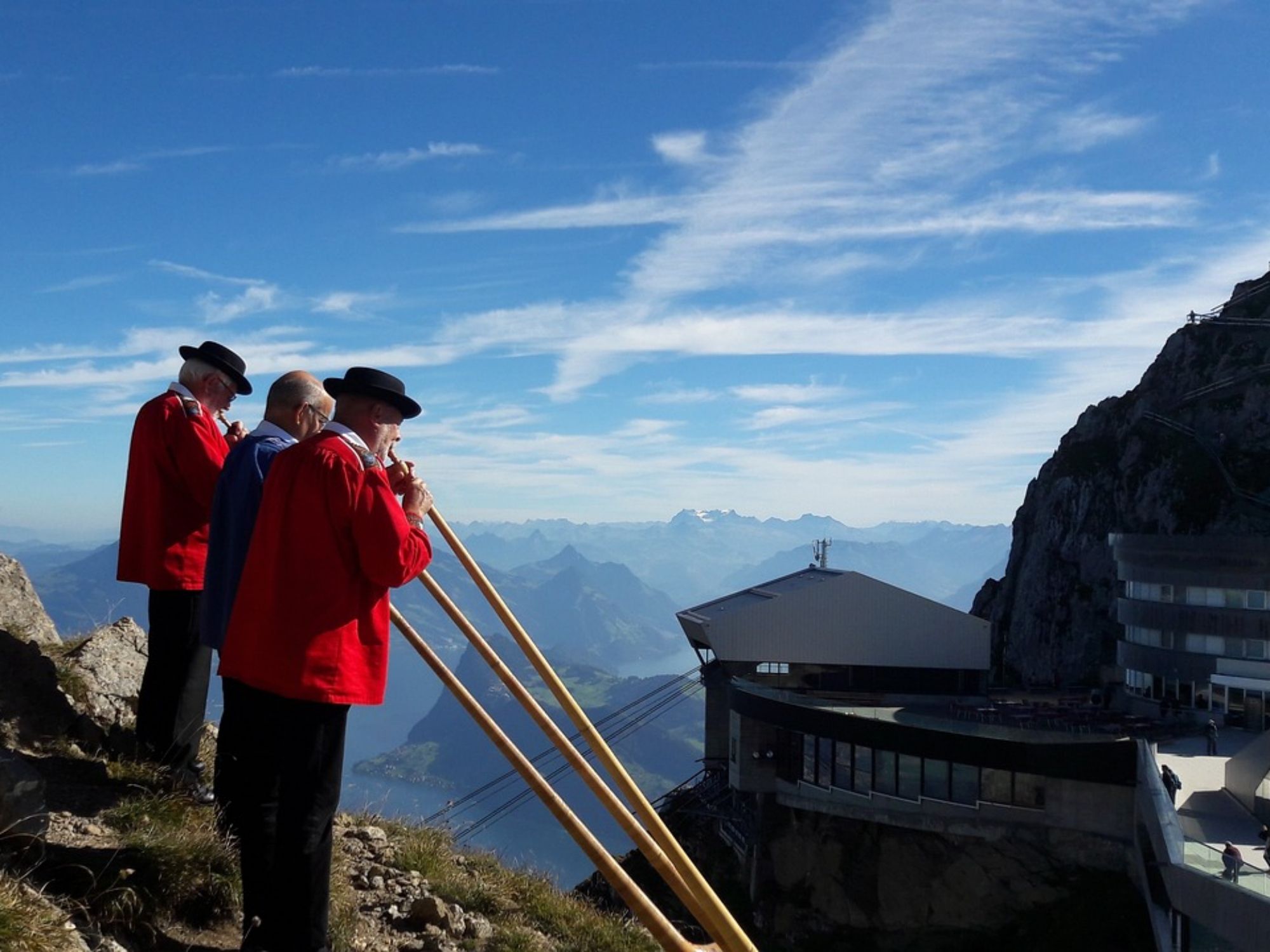 Pilatus: Alphornbläser im Sommer bei der Goldenen Rundfahrt mit Blick auf die Berge