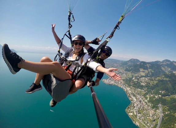 Paragliding Tandemflug über dem Genfersee in den Alpen mit traumhafter Aussicht