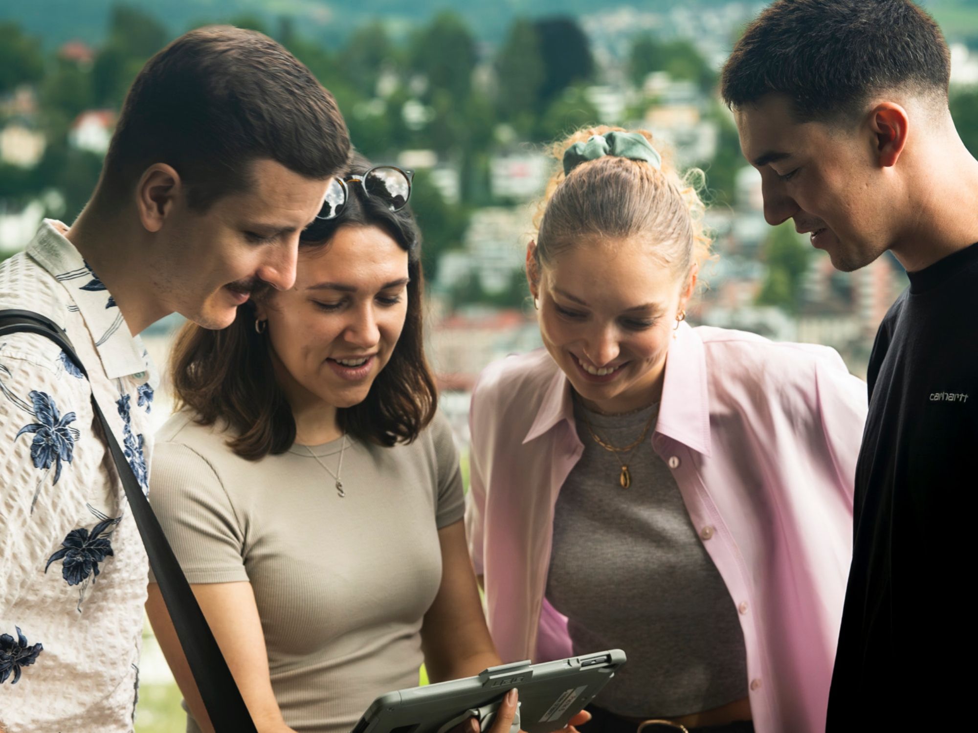 Квест-комната в Санкт-Галлене: группа переживает увлекательные моменты и командную работу в городе.