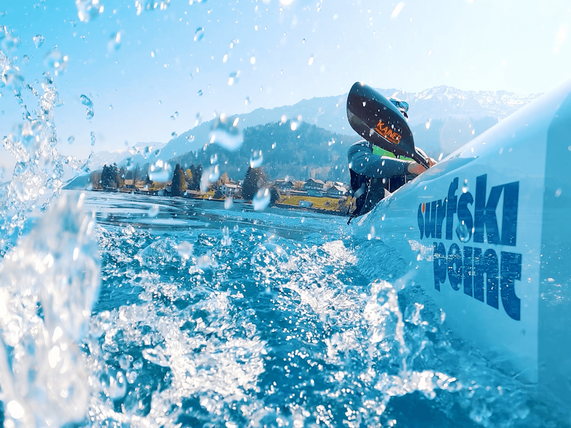 Cours de surf sur le lac de Thoune avec de l'eau, des montagnes et des activités en été.